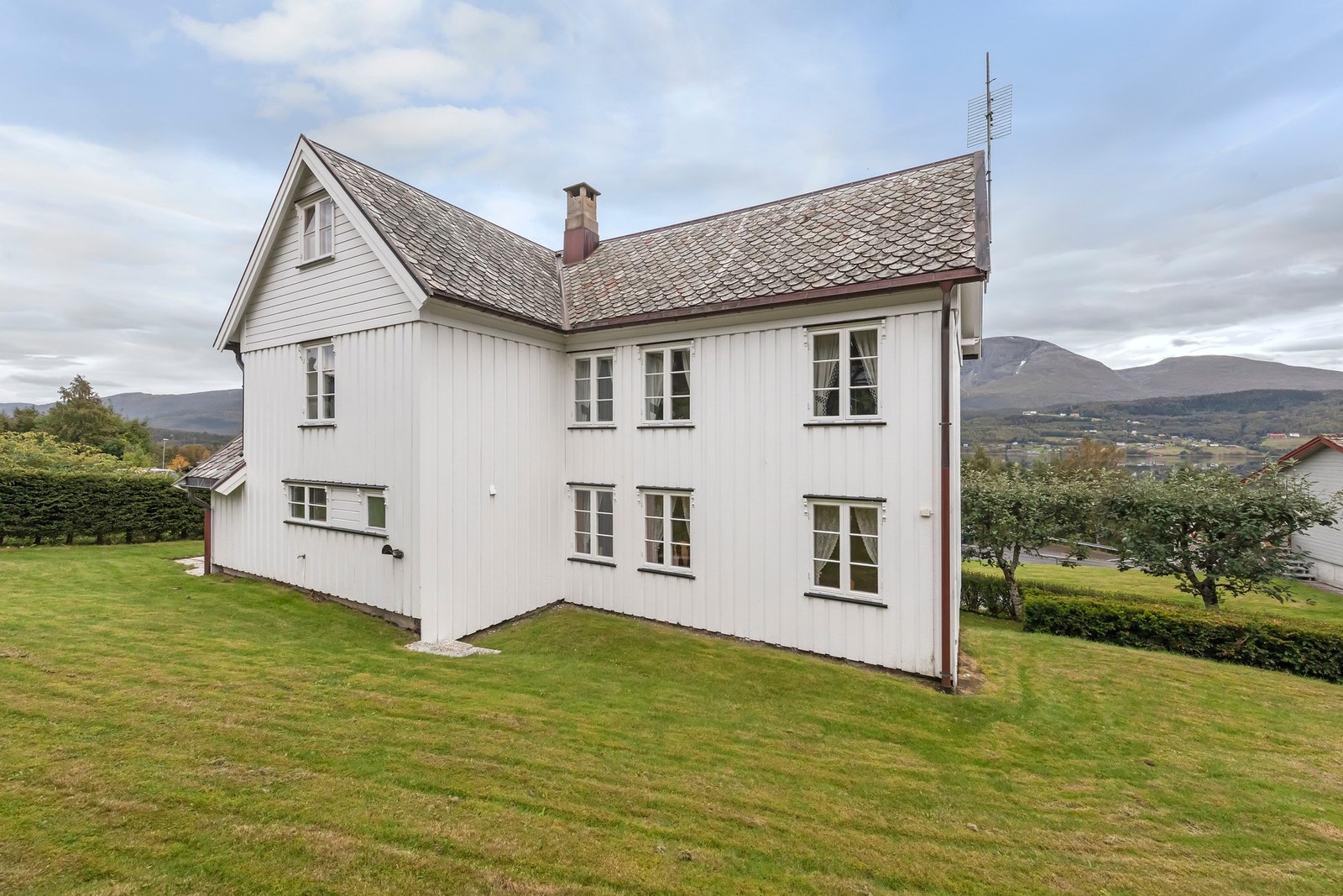 Eldre enebolig på fire plan med sentral beliggenhet på Kleive Galleribilde