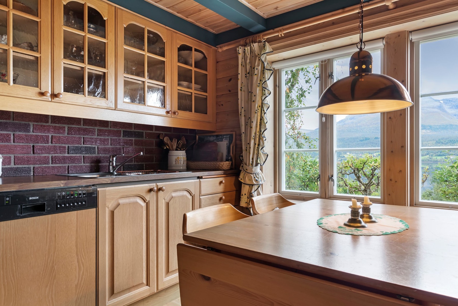 Teglstein mellom benkeskap og overskap Galleribilde