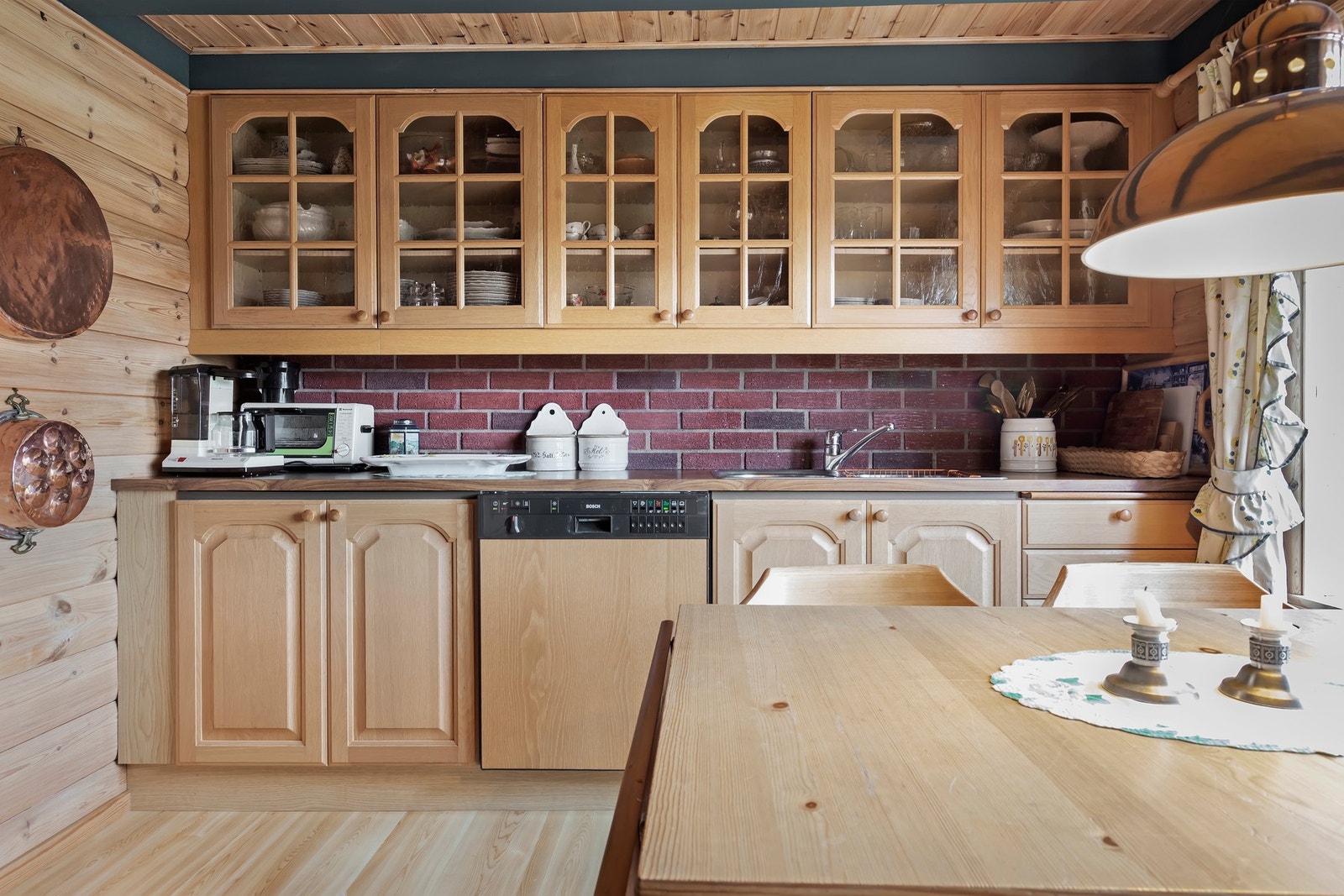 Kjøkkeninnredningen har profilerte fronter og benkeplate i laminat Galleribilde