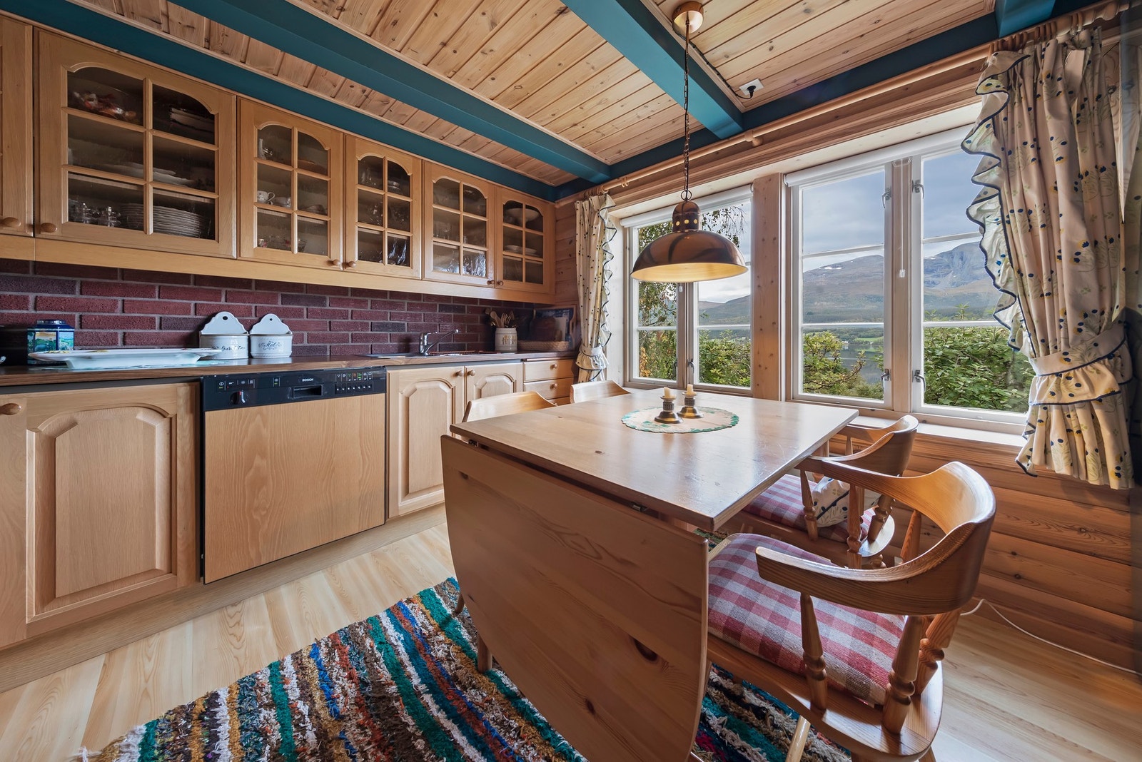 Kjøkkenet har takhøye overskap og godt med skapplass Galleribilde