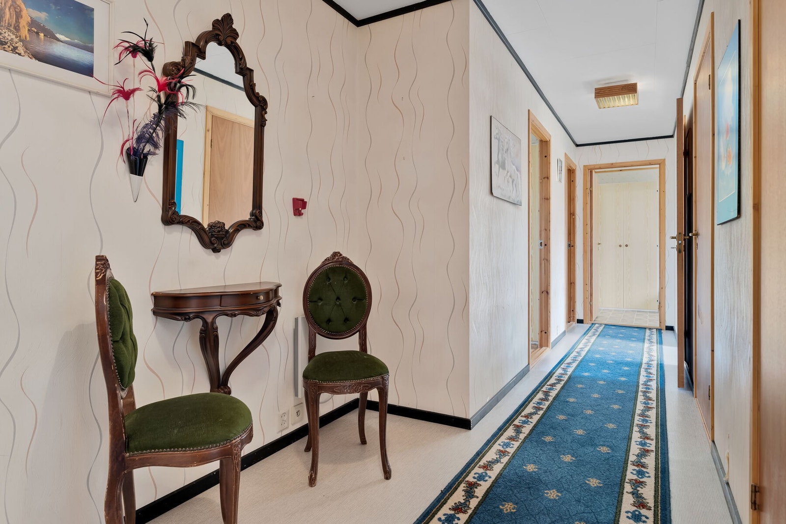 Romslig hall med adkomst til alle rom Galleribilde