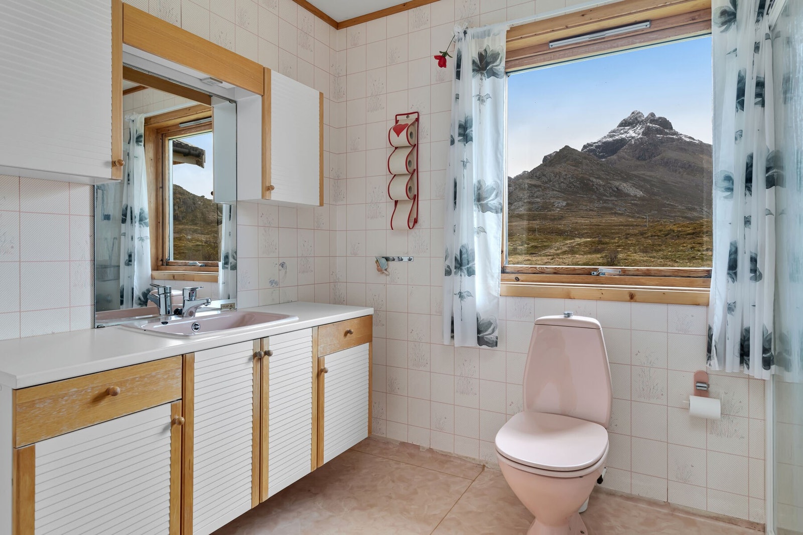 Badet har god oppbevaringsplass og et stort vindu med pen utsikt Galleribilde
