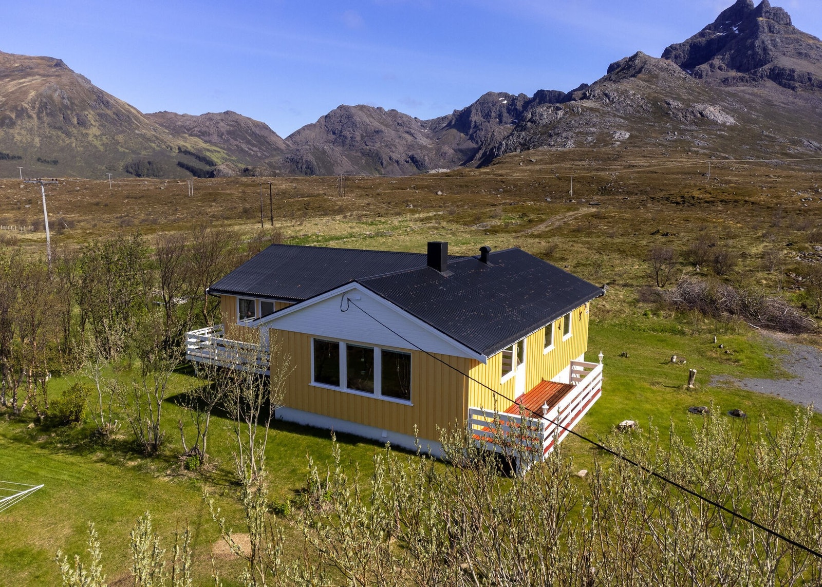 Eiendommen ligger i umiddelbar nærhet til fjell og flotte turområder Galleribilde