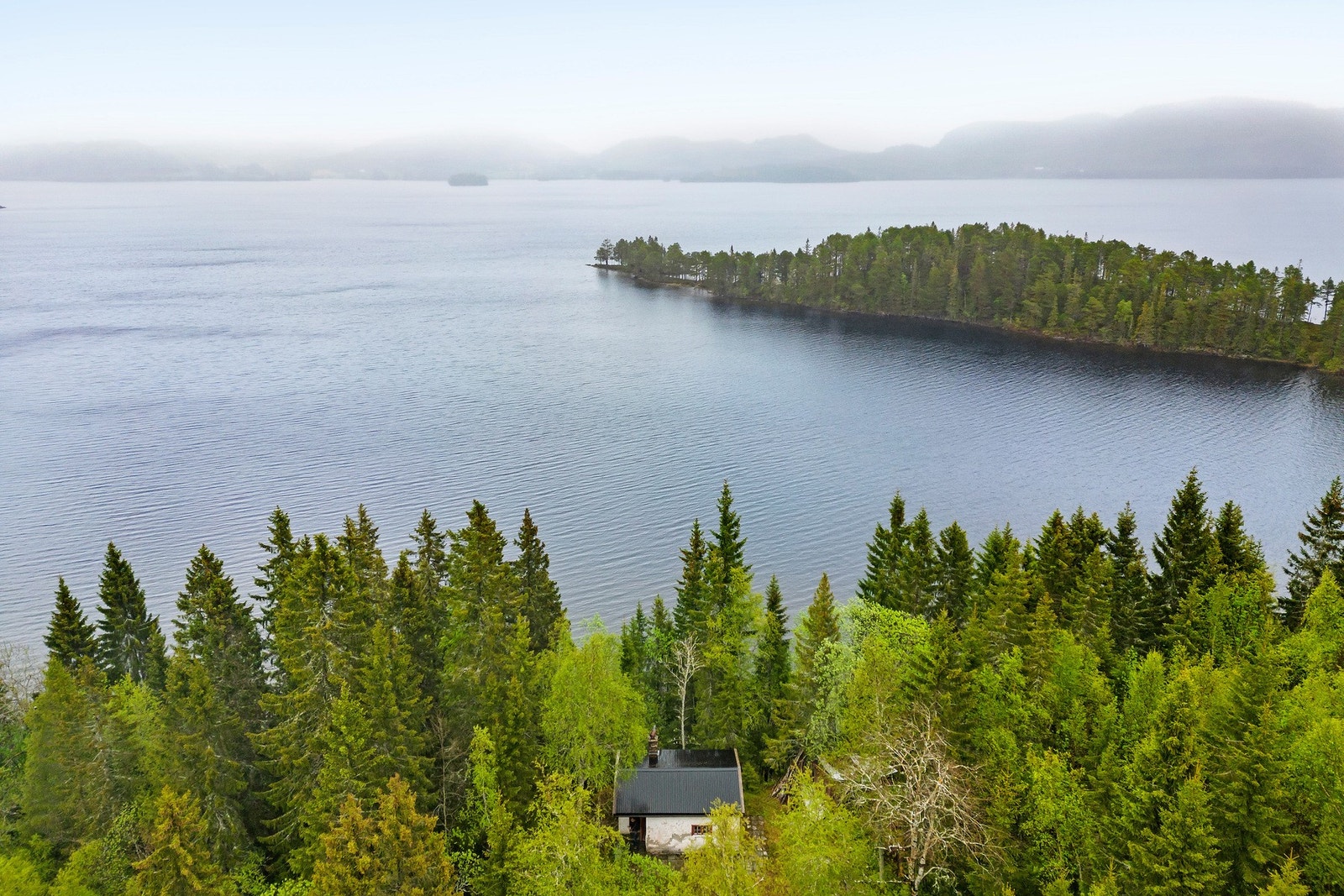 Her får du meget idyllisk beliggenhet et steinkast fra Jonsvatnet. Galleribilde