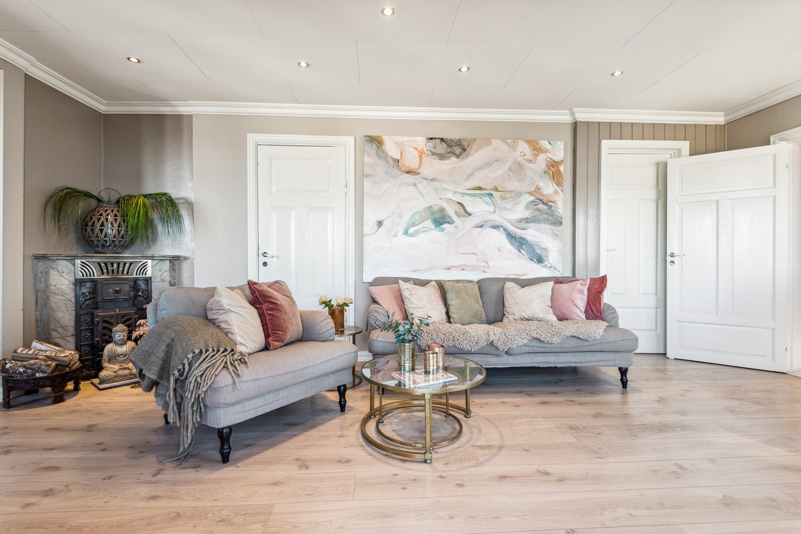 Samtlige av boligens innvendige overflater er malt i nyere tid. Galleribilde