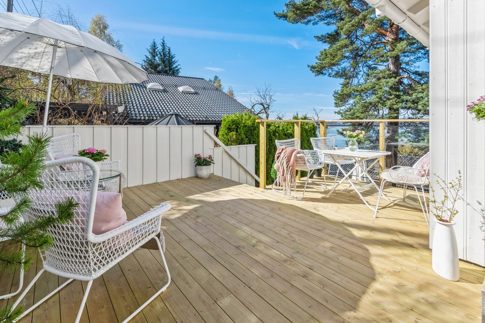 Boligen har flere uteplasser med nydelig sjøutsikt Galleribilde