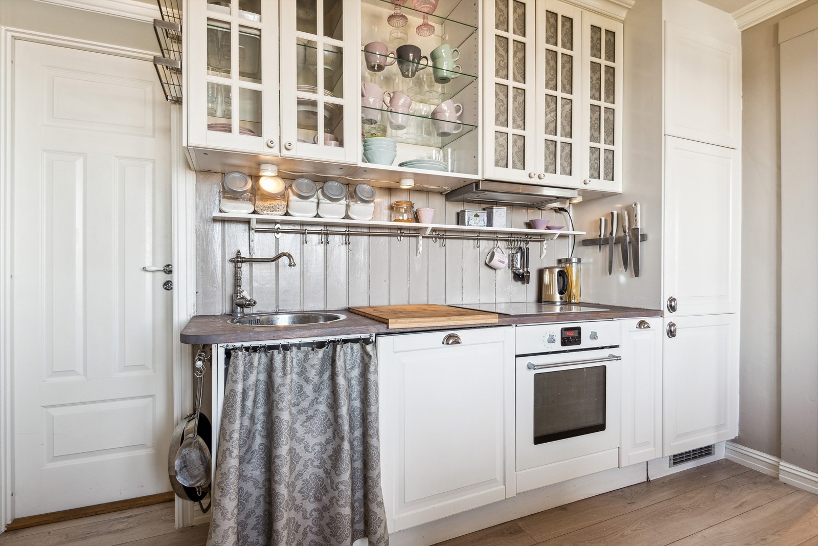 Kjøkkenet har integrerte hvitevarer Galleribilde