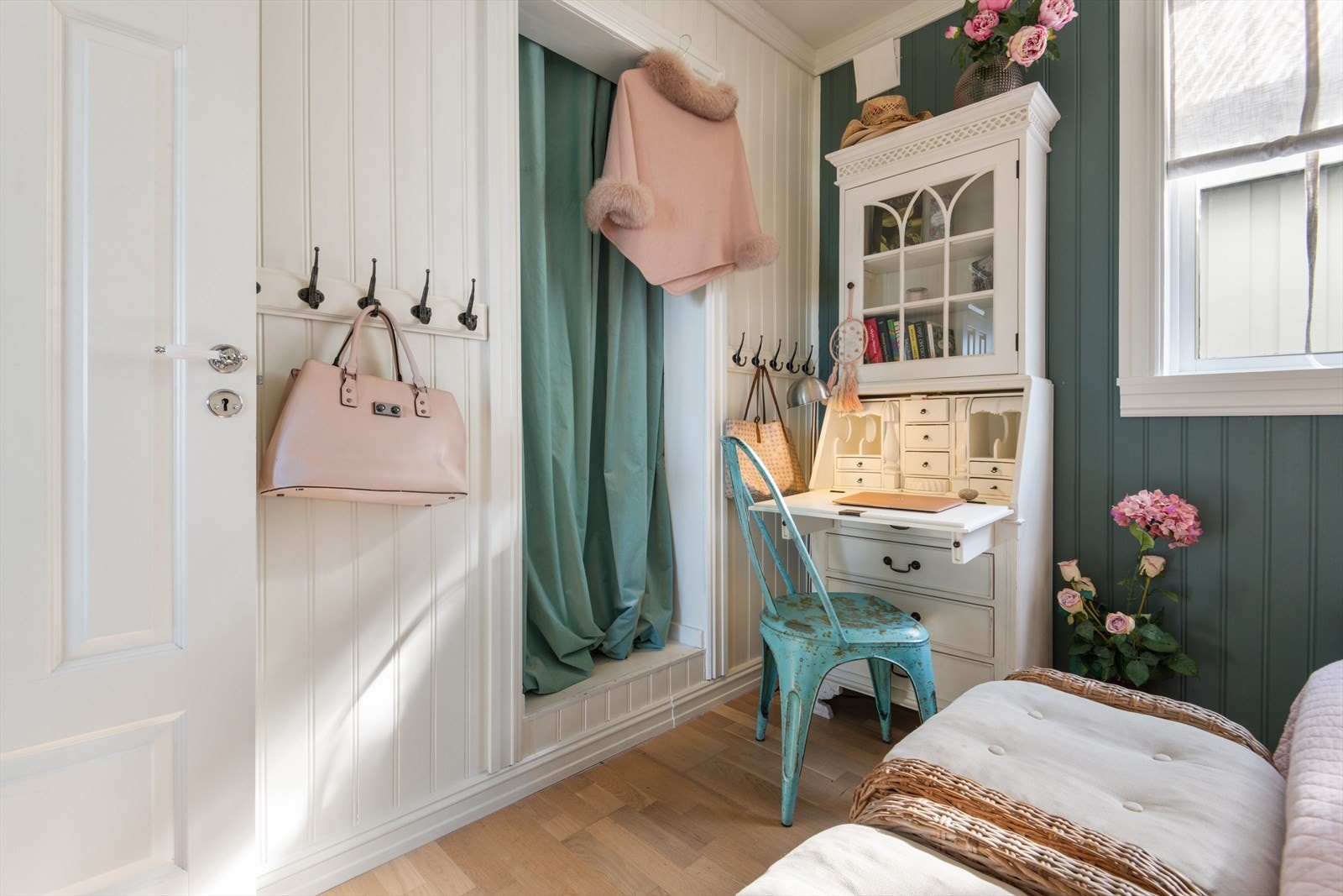 Plass til kommode eller annen oppbevaring Galleribilde