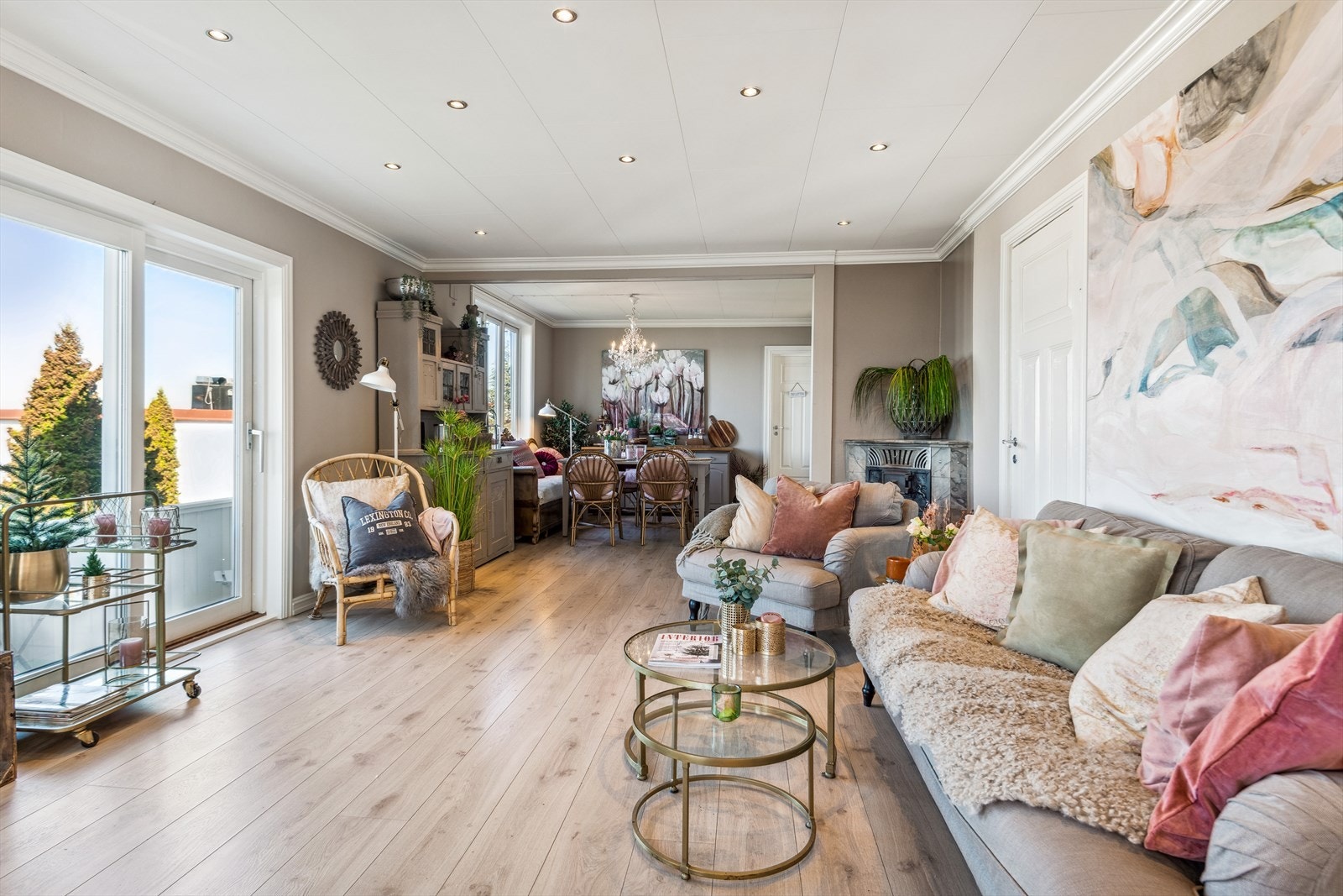 Stort rom med åpen løsning mellom kjøkken og stue Galleribilde