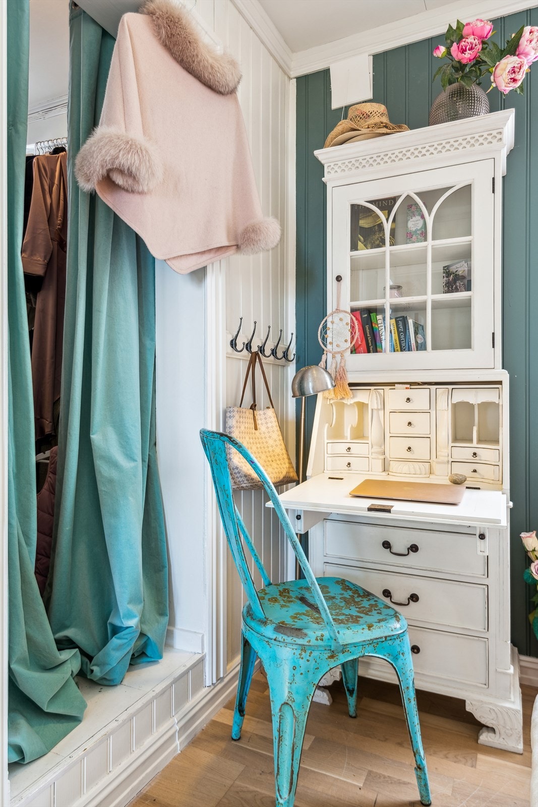 Hovedsoverommet har inngang til omkledningsrom med lagringsplass Galleribilde