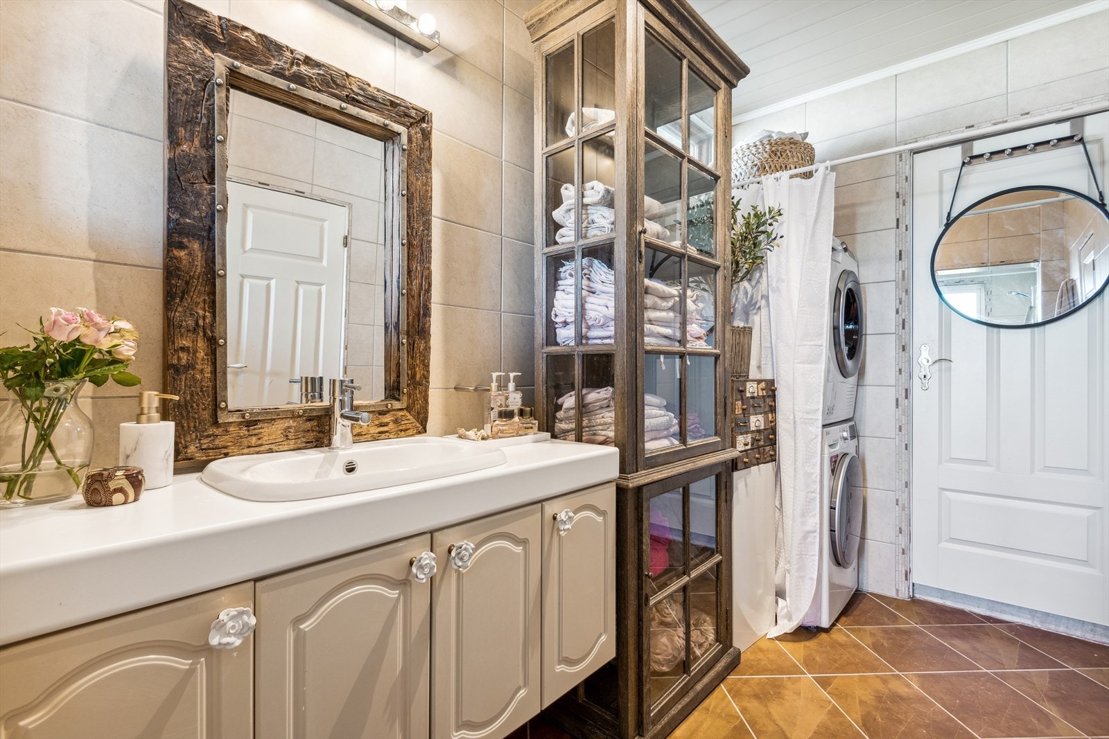 Baderommet har god plass i innredning. Opplegg og plass til vaskesøyle. Inngang til omkledningsrom Galleribilde