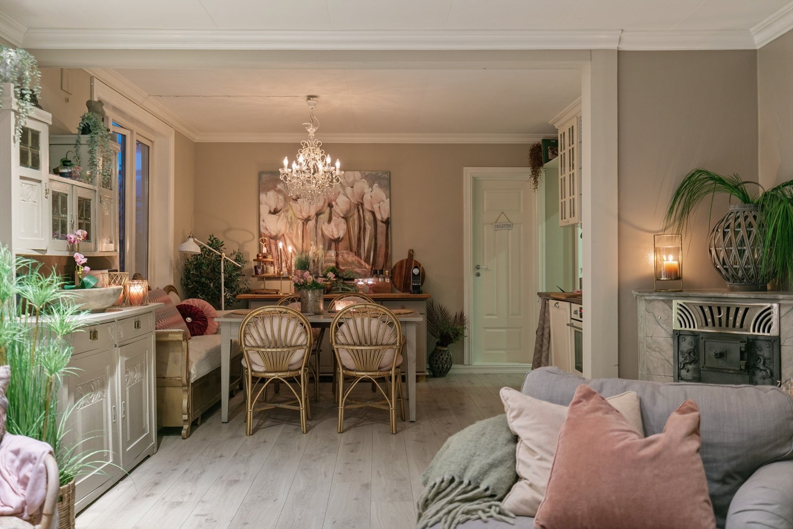 Kveldsbilde mot kjøkkenet Galleribilde