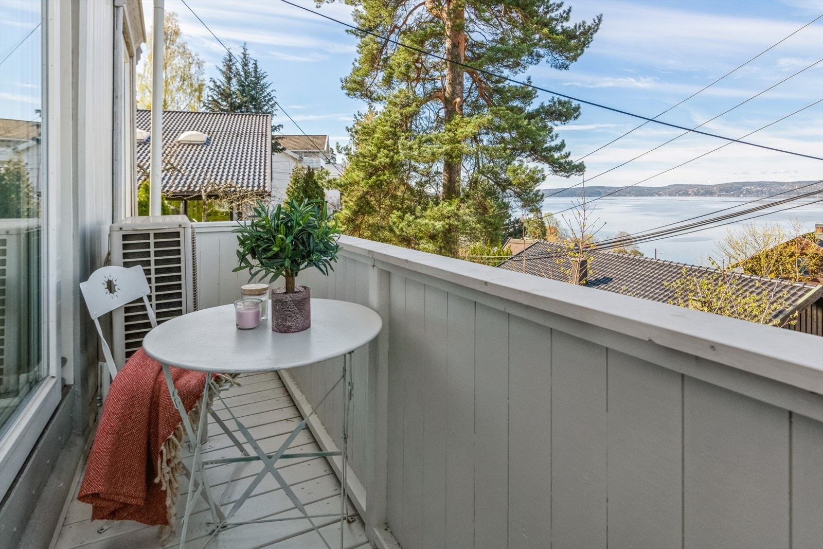 Balkong med sjøutsikt. Plass til cafesett Galleribilde