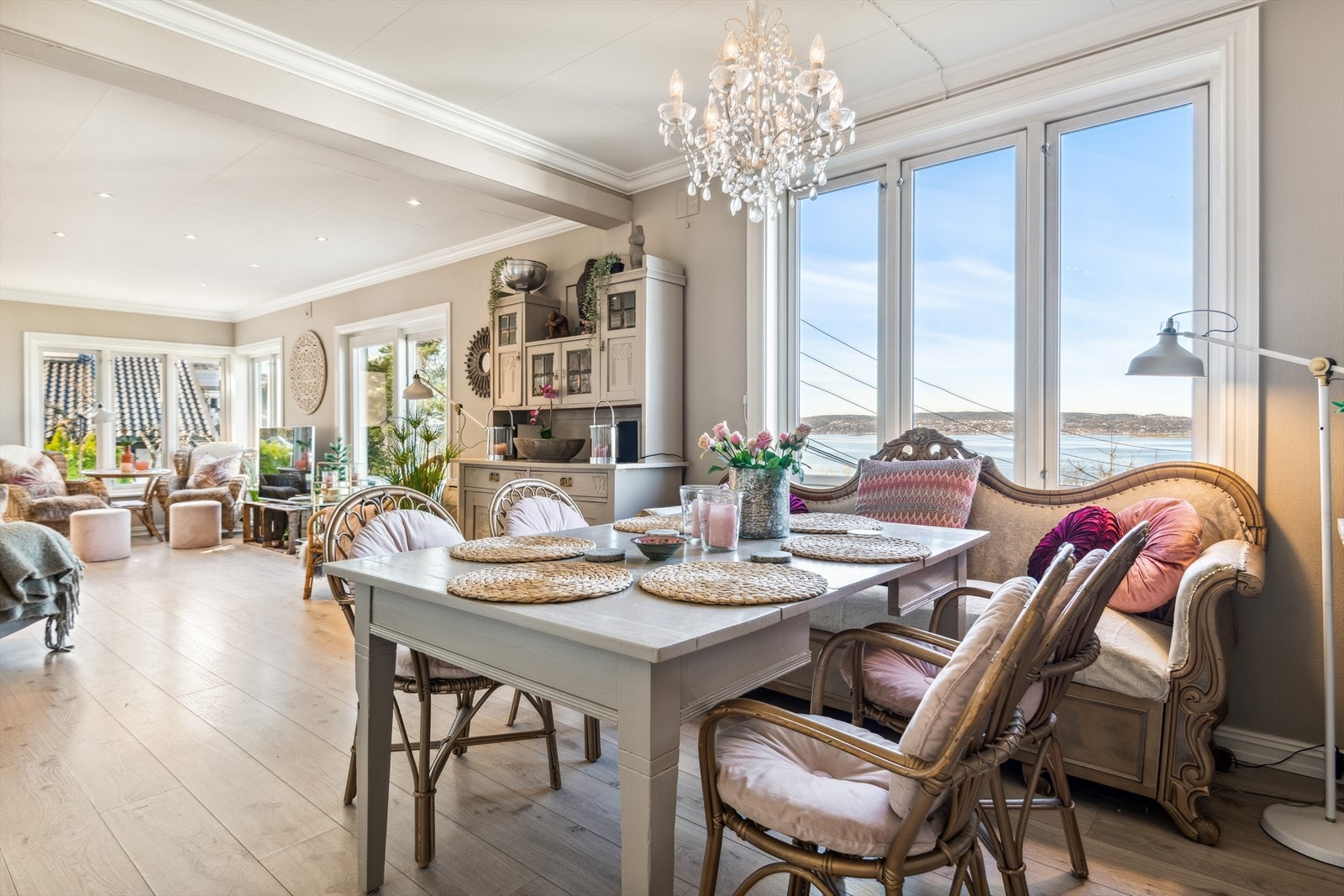 Store vinduer slipper mengder med lys inn i boligen Galleribilde