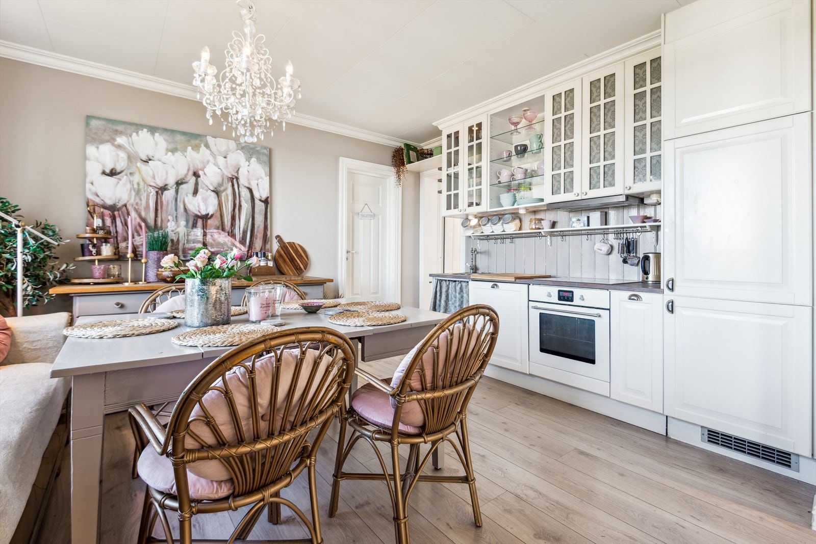 Muligheter for ytterlig kjøkkeninnredning i enden av rommet ved behov. Galleribilde