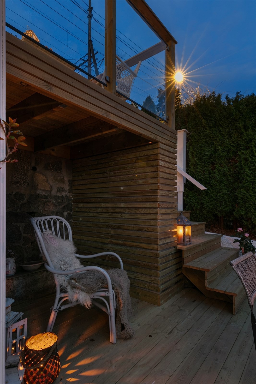 Det er ytterlig oppbevaringsplass under terrassen og gangen. Galleribilde