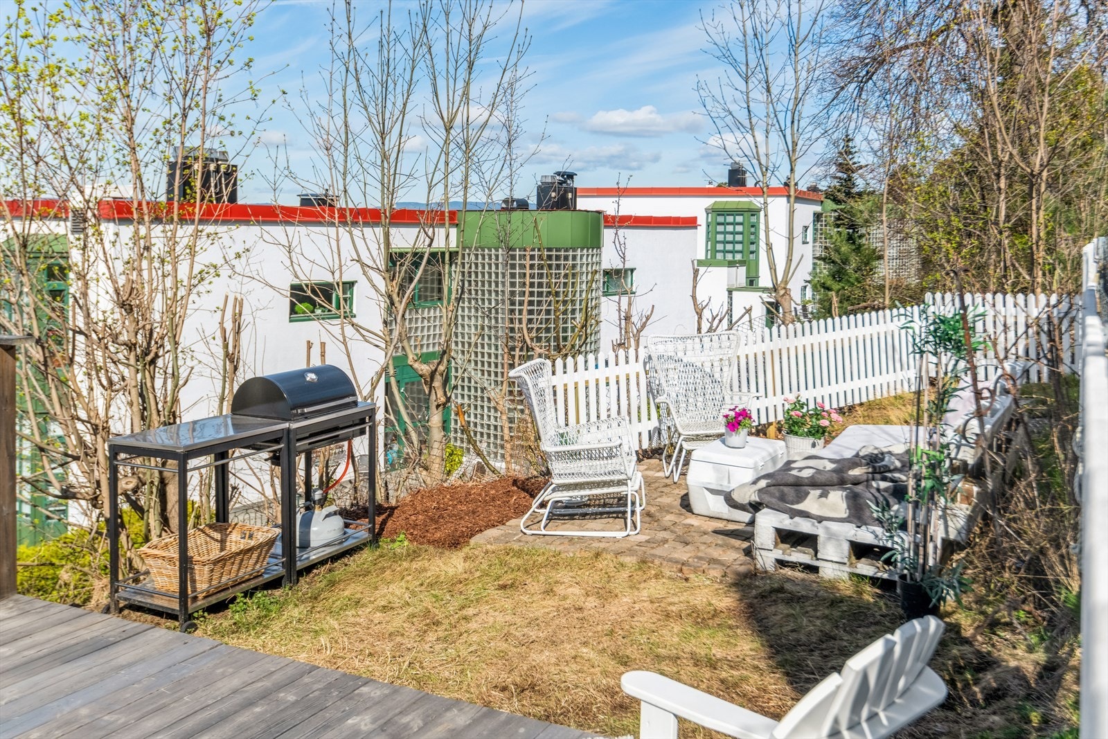 Hageparsell med plass til sittegruppe og utekjøkken Galleribilde