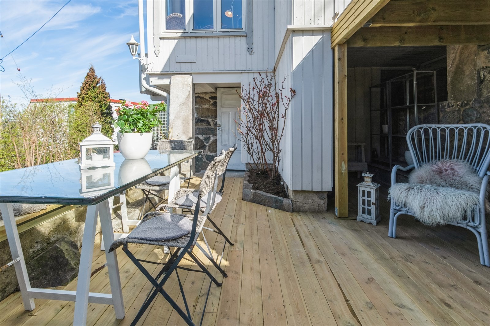 Ved inngangspartiet er det splitter nye terrasser og trapp opp til boligens innganggsparti Galleribilde