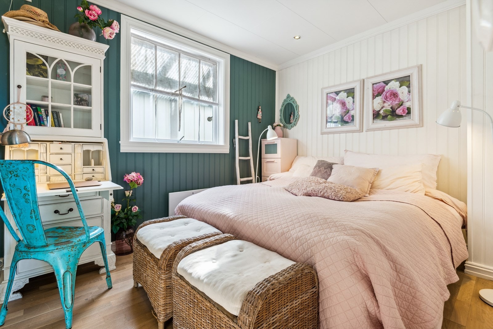 Boligen har 3 romslige soverom på rad. Hovedsoverommet har plass til stor seng og nattbord Galleribilde