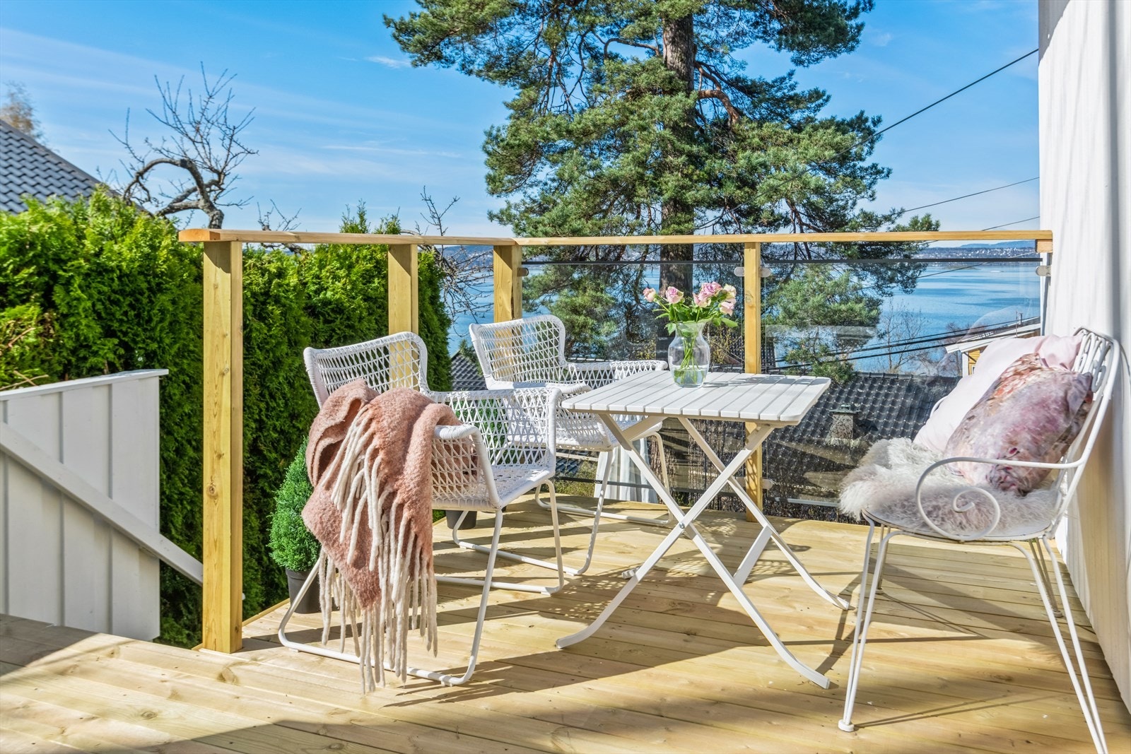 Her vil du trives! Rekkverk med glass som ferdigstilles i disse dager. Galleribilde