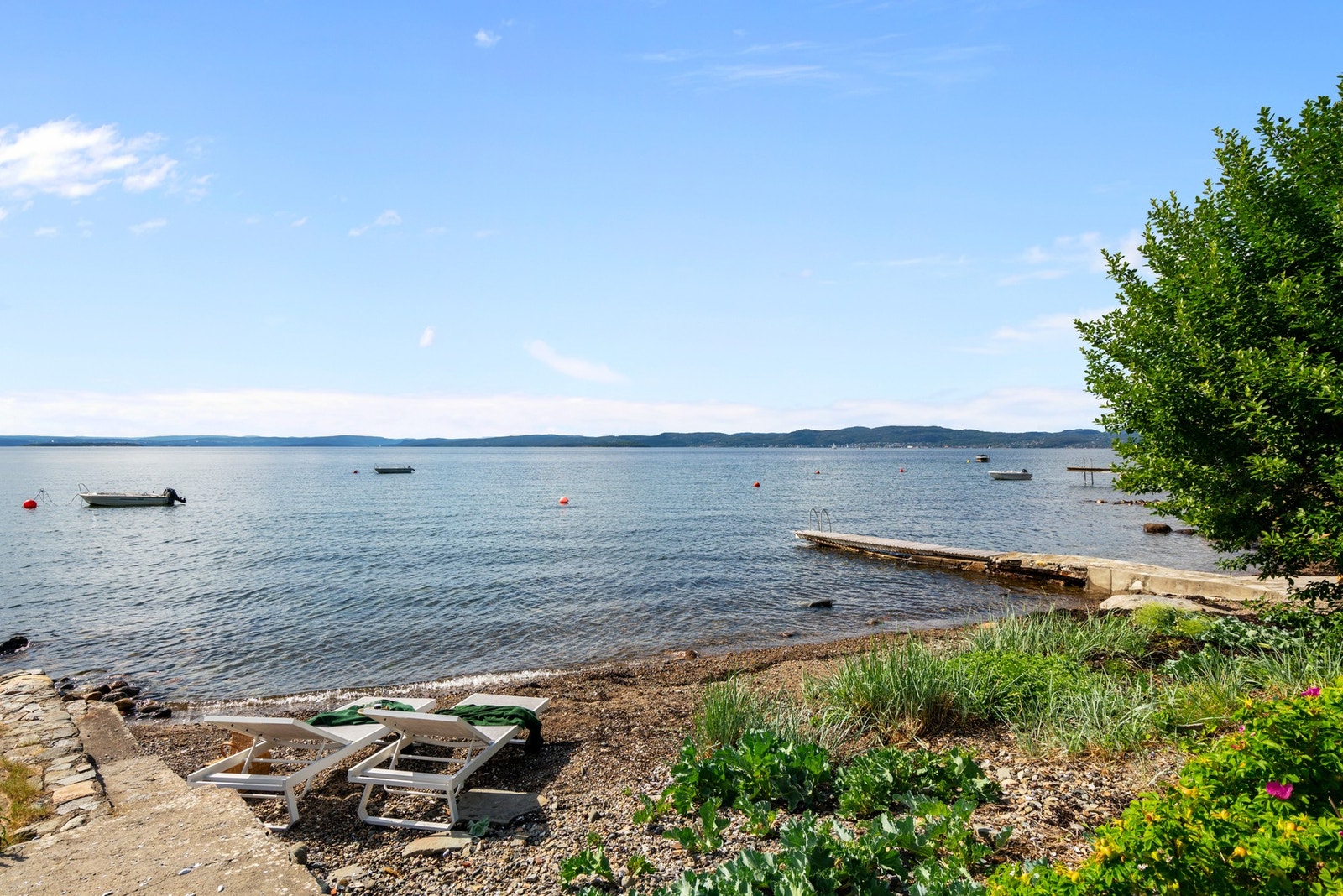 Eiendommen byr på privat strandlinje med sandstrand, hvor de minste kan bygge sandslott mens du slapper av i solen med en god bok. Galleribilde