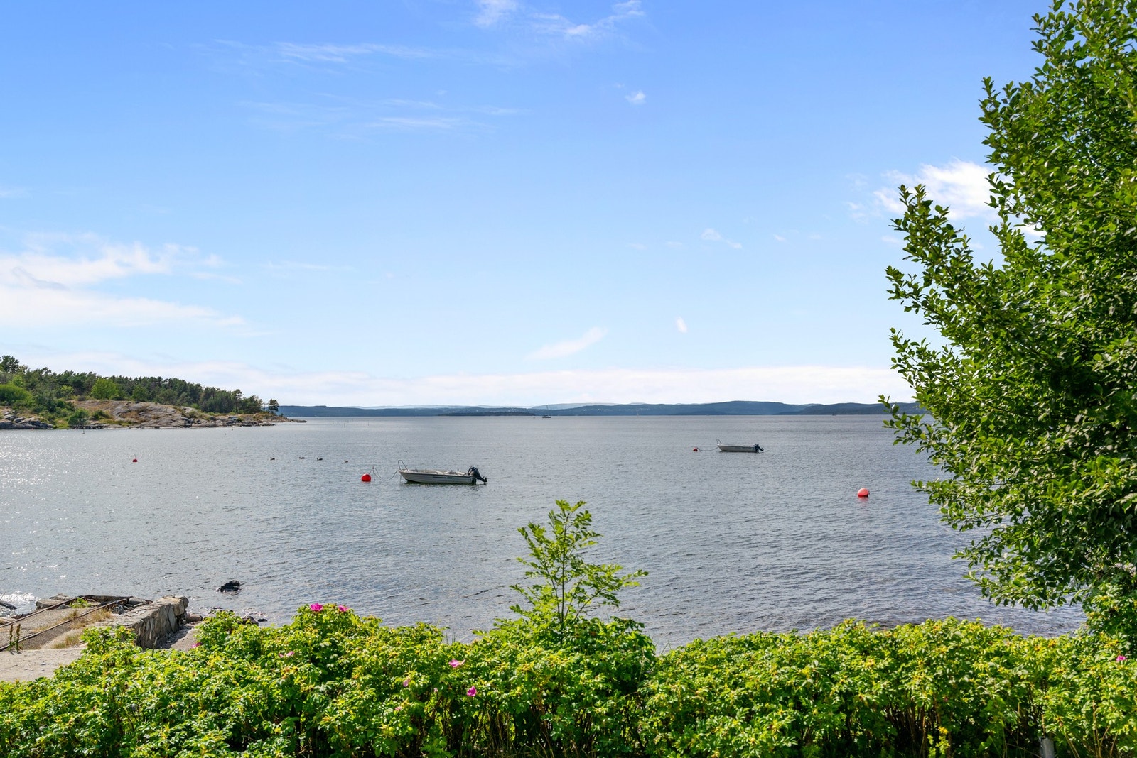 Med bøye et steinkast fra stranden kan du plassere båten din. Galleribilde