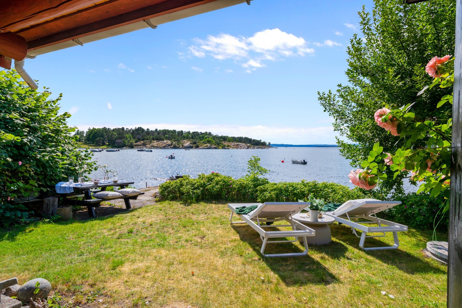Nesveien 538 er en idyllisk fritidseiendom med egen strandlinje og har vestvendt og solrik beliggenhet med panorama utsikt mot Oslofjorden! Galleribilde