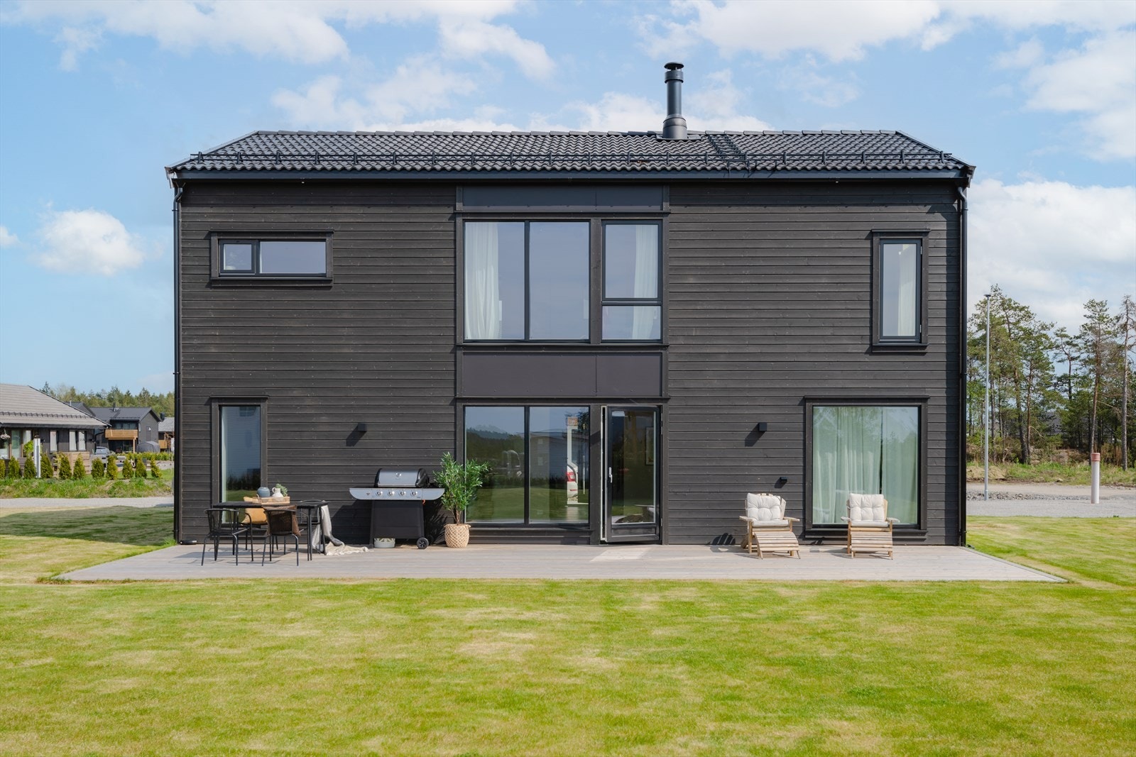 Deres nye bolig? I hage er det god plass til flere sittegrupper, trampoline og plaskebasseng til de minste! Galleribilde