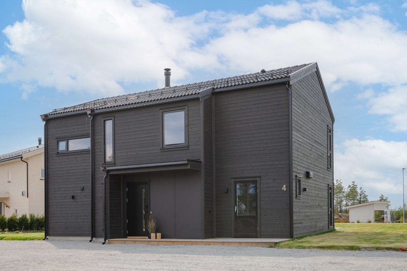 Til høyre på bildet ser man vaskerommets egen inngang. Perfekt grovinngang til barnehagebarn og våte hunder! Galleribilde