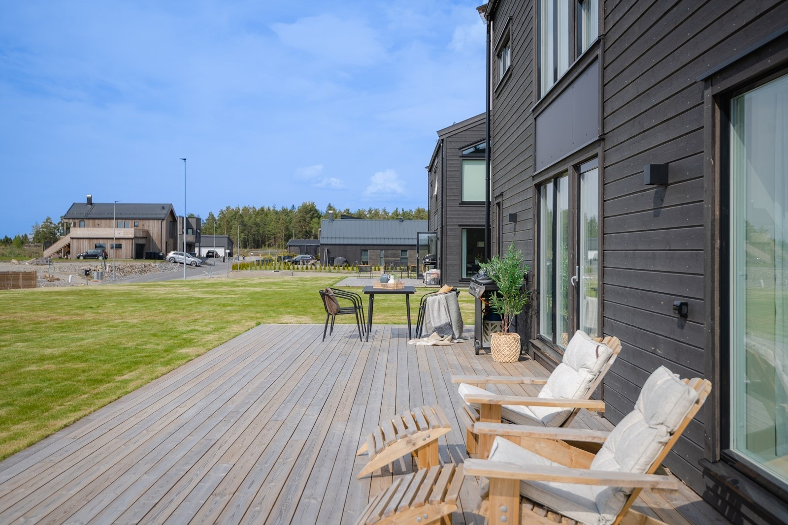 Det er på denne herlige uteplassen god plass til flere sittegrupper. Galleribilde