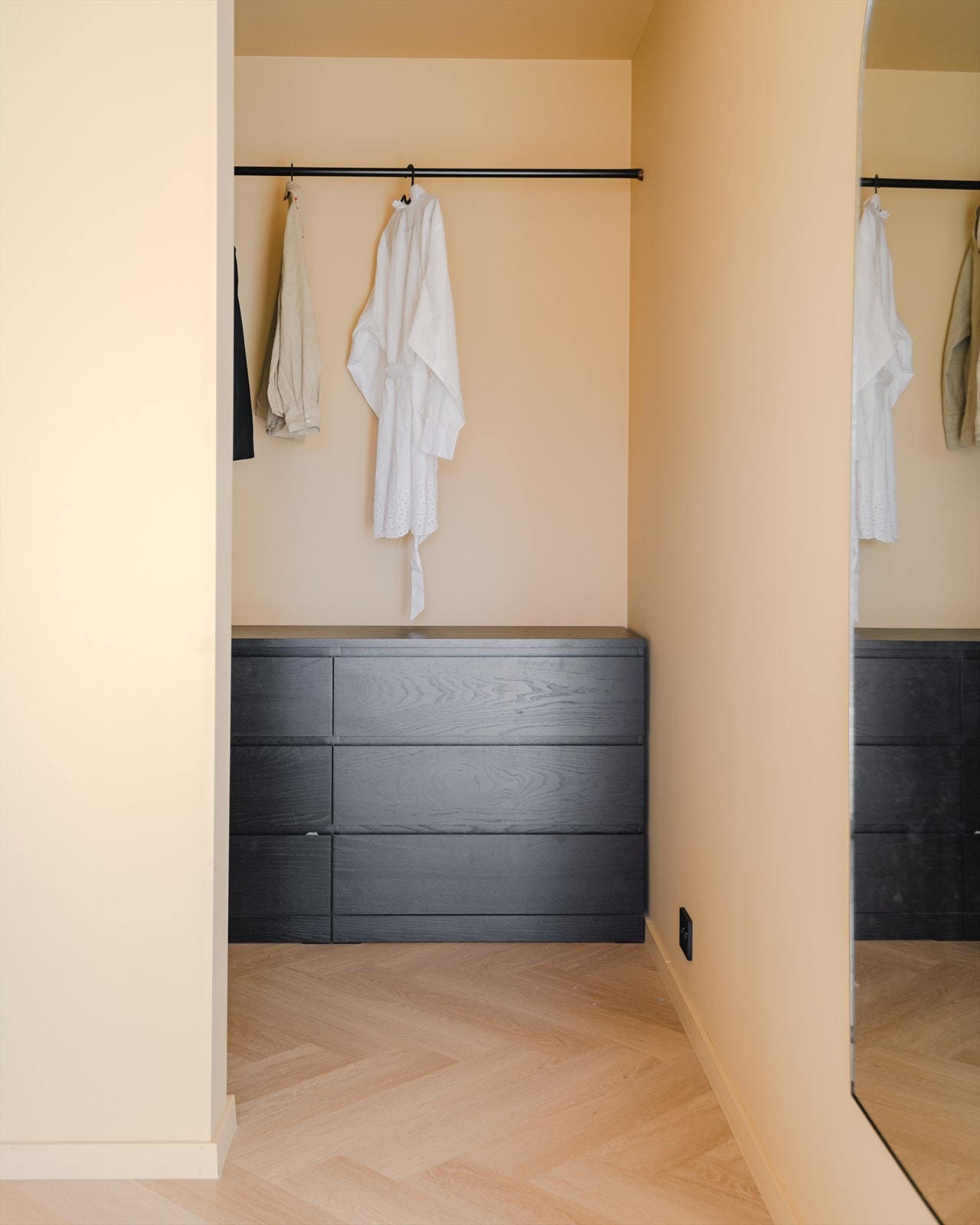 Hovedsoverommet har videre en egen walk-in garderobe. Luksus! Galleribilde