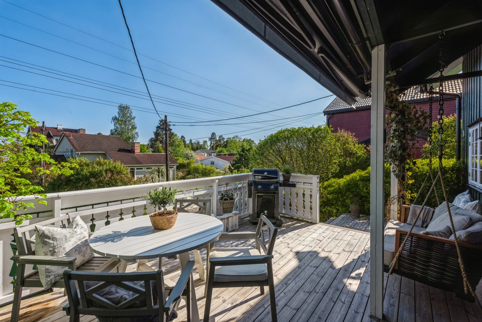 På vår- og sommerstid har man fine solforhold og en lun uteplass Galleribilde