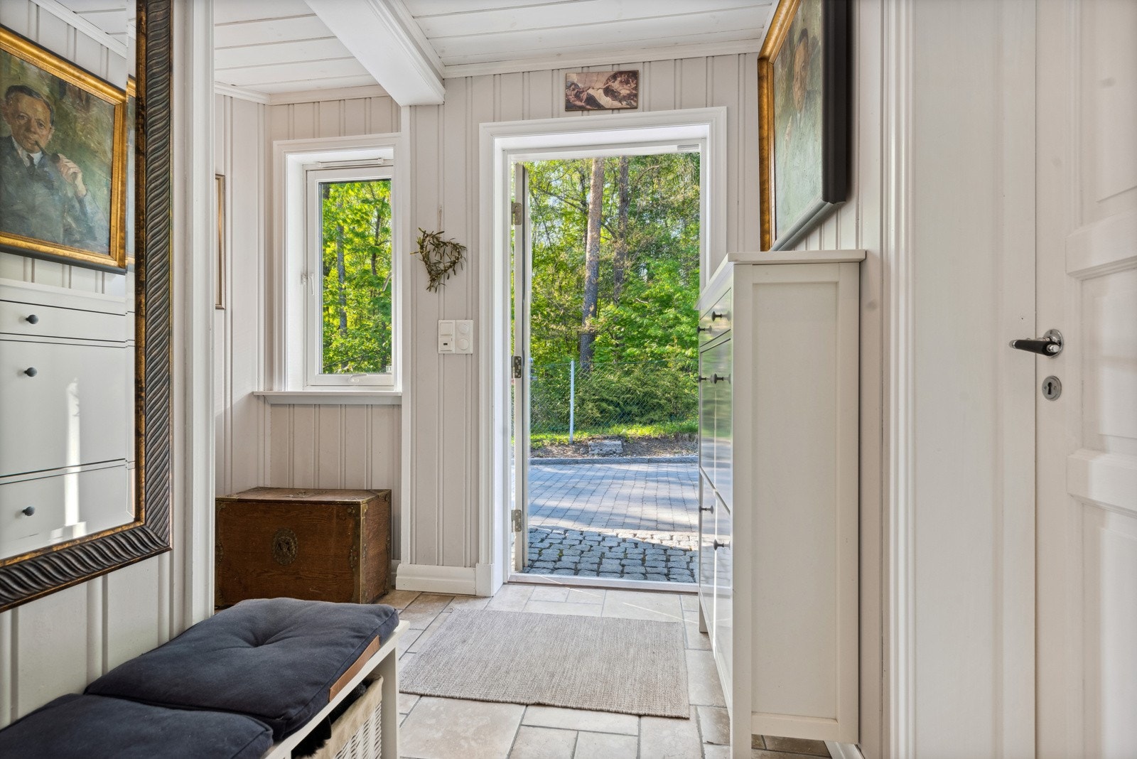 Fra den fine gårdsplassen er det trappefri adkomst til boligen. En romslig entré ønsker deg velkommen! Galleribilde