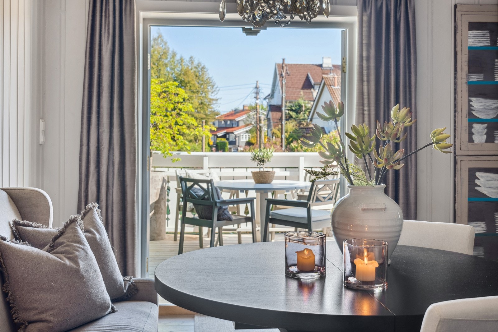 På sommerstid blir verandaen en fin forlengelse av stuen Galleribilde