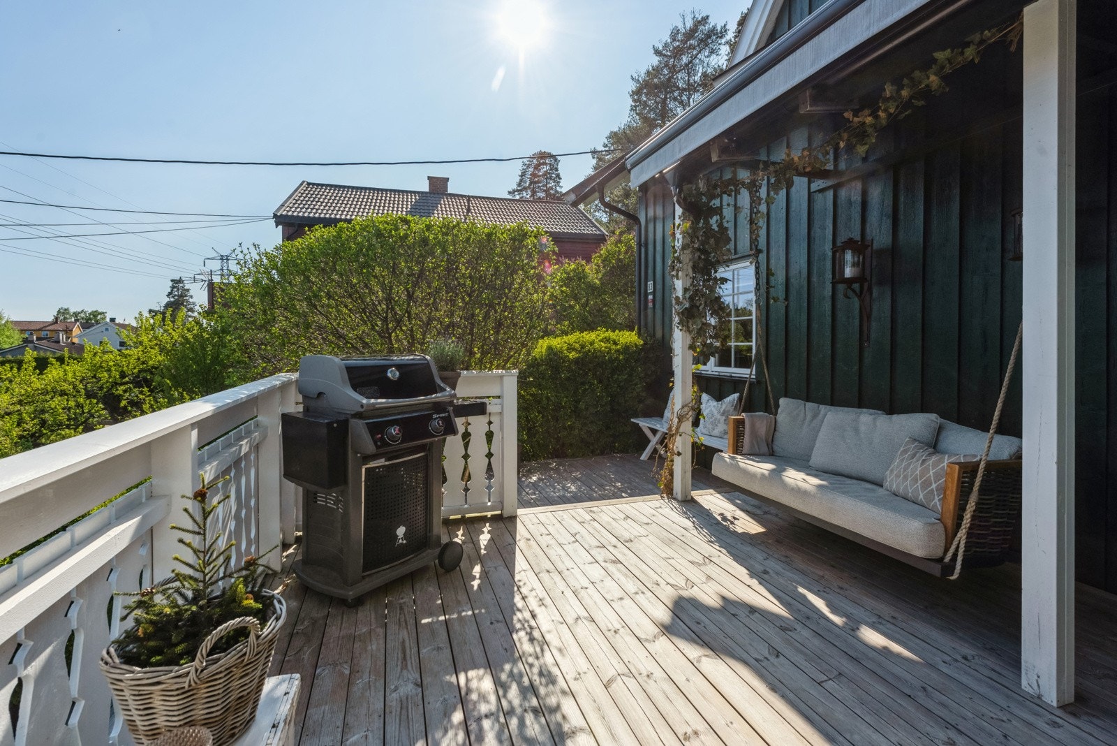 Fra veradaen har du direkte tilgang ned til hagen via trapp Galleribilde