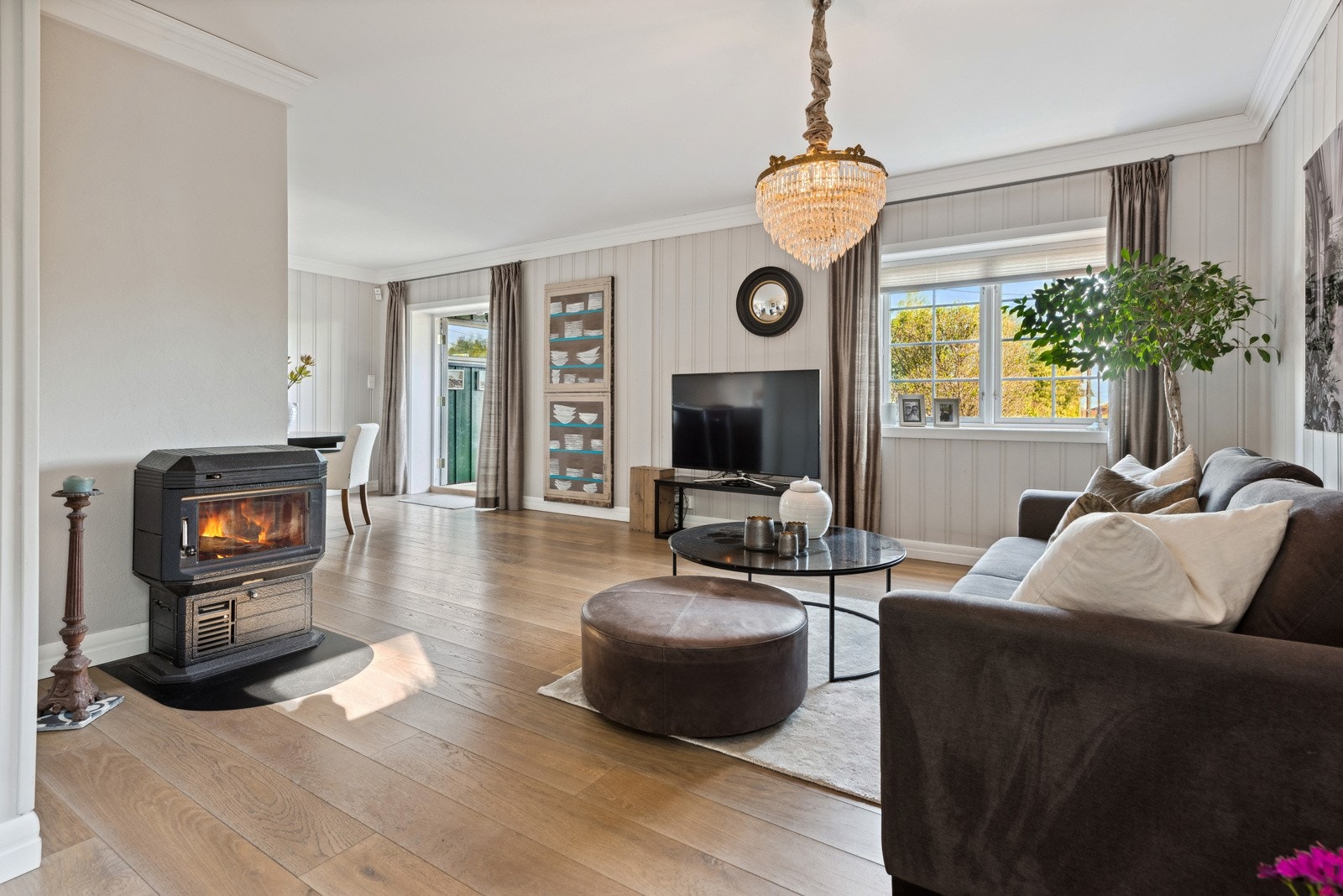 Det er vedfyring i peis i stuen Galleribilde