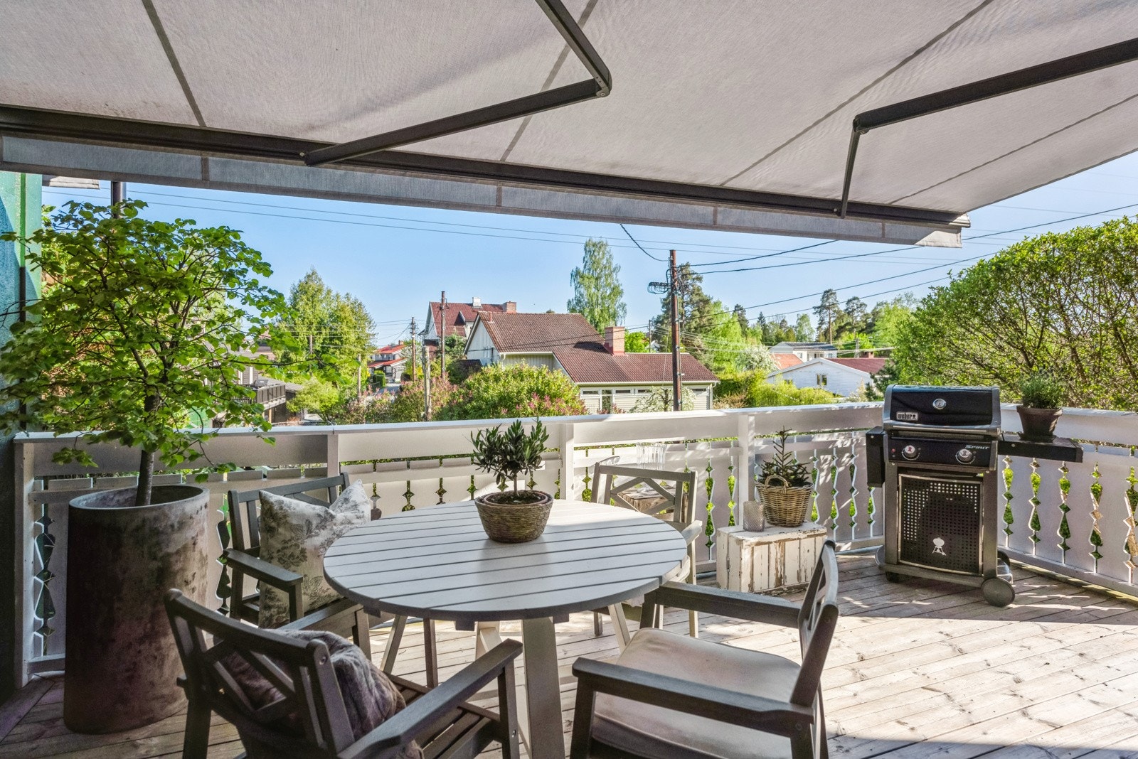 På verandaen er det stor markise for solskjerming Galleribilde