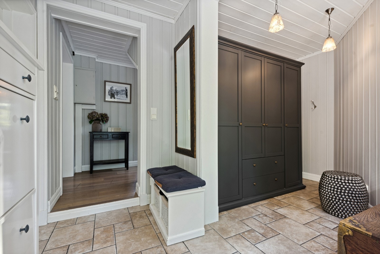 I entreen er det stort garderobeskap og god plass til ytterligere garderobeløsning Galleribilde