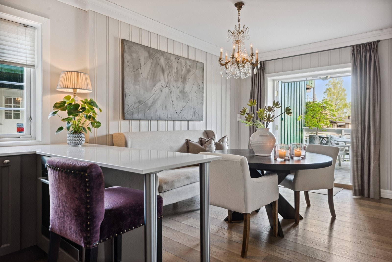 Fra stuen er det utgang til den 20 kvm store verandaen Galleribilde