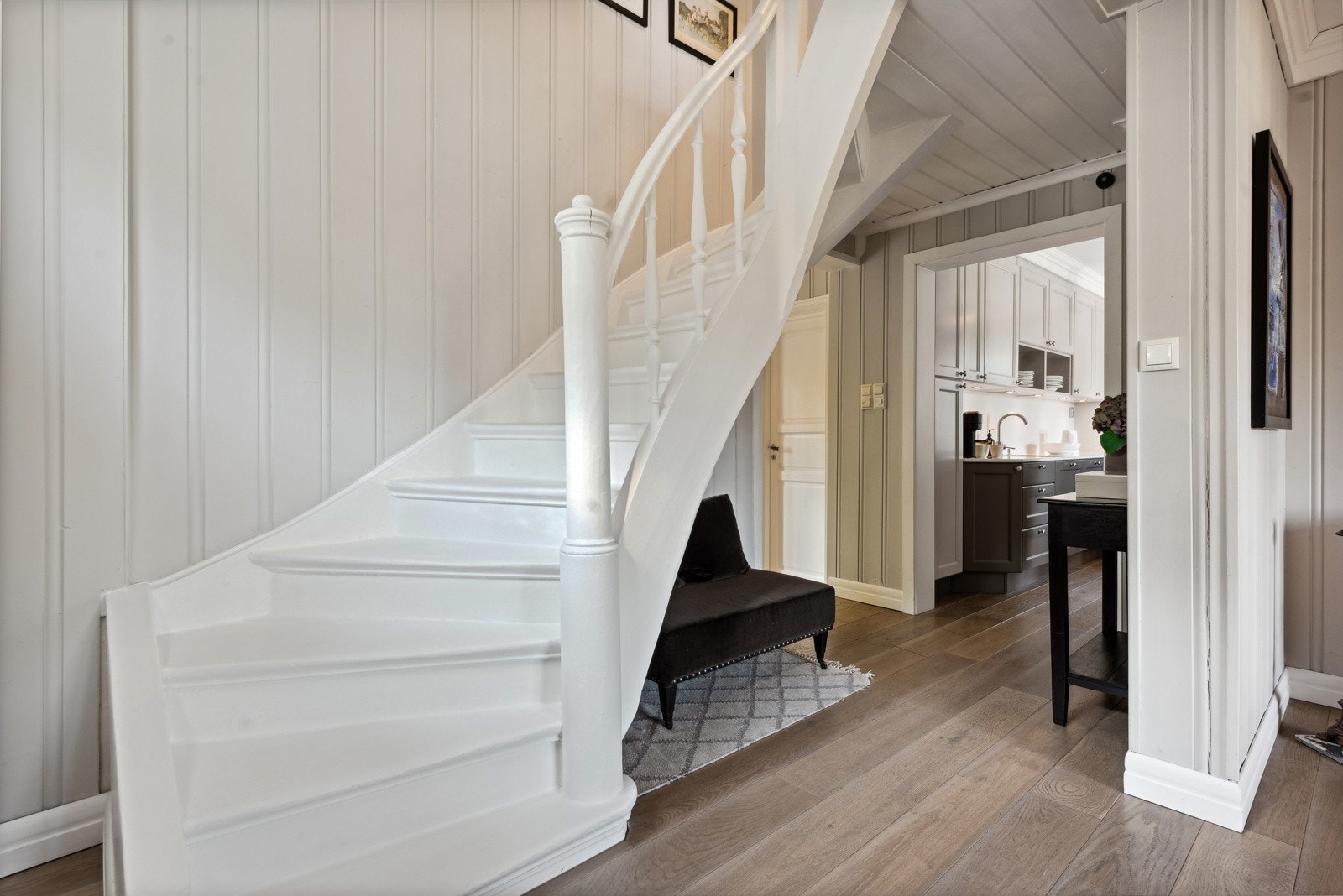 Trapp fører opp til 2. etasje hvor alle soverommene er Galleribilde