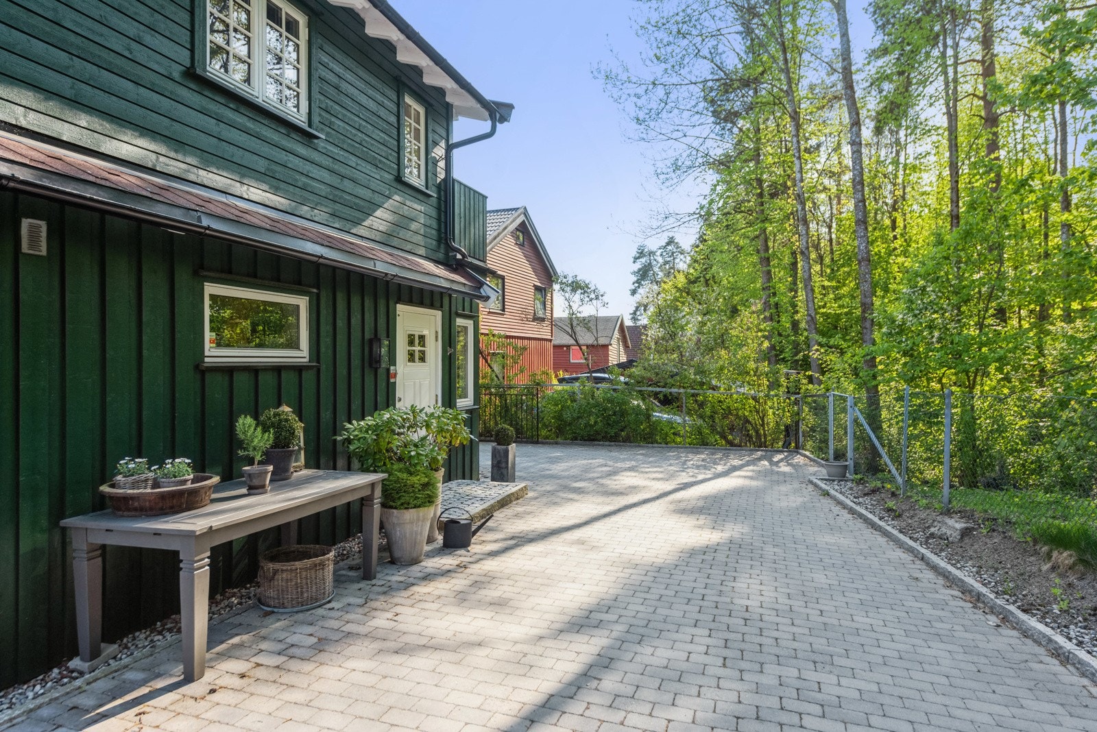 Pen steinbelagt gårdsplass som disponeres i fellesskap av begge seksjoner Galleribilde