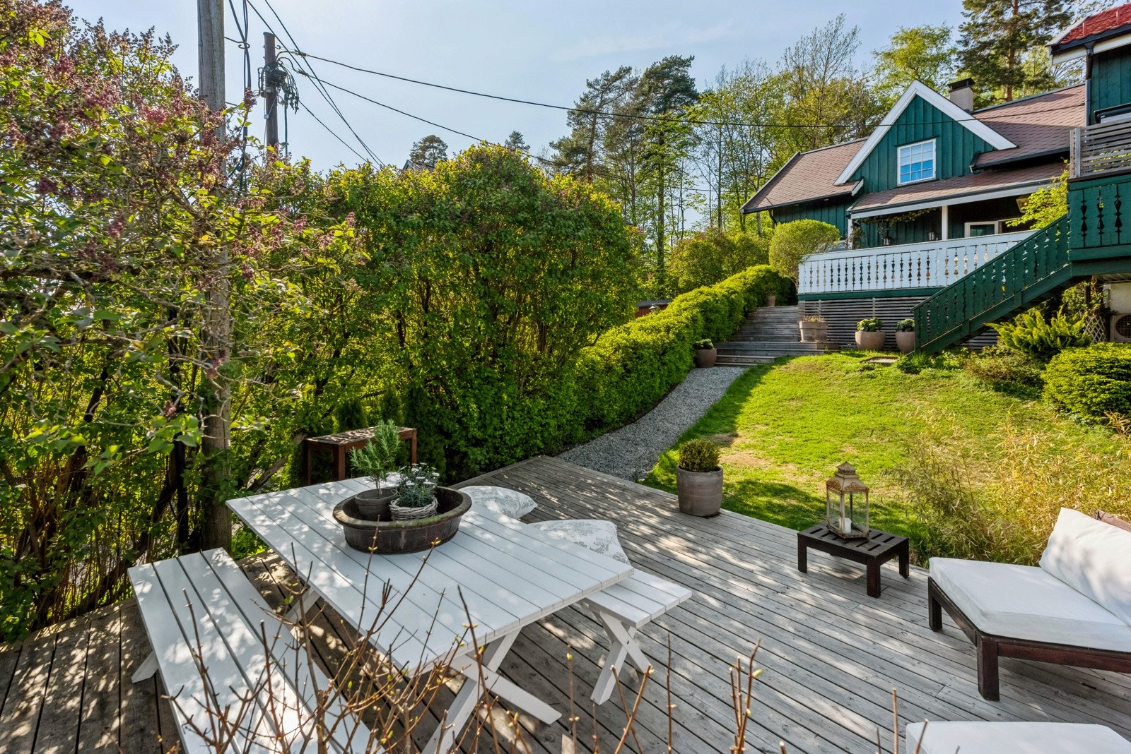 Boligen har flere hyggelige uteplasser, opparbeidet med terrassedekke Galleribilde