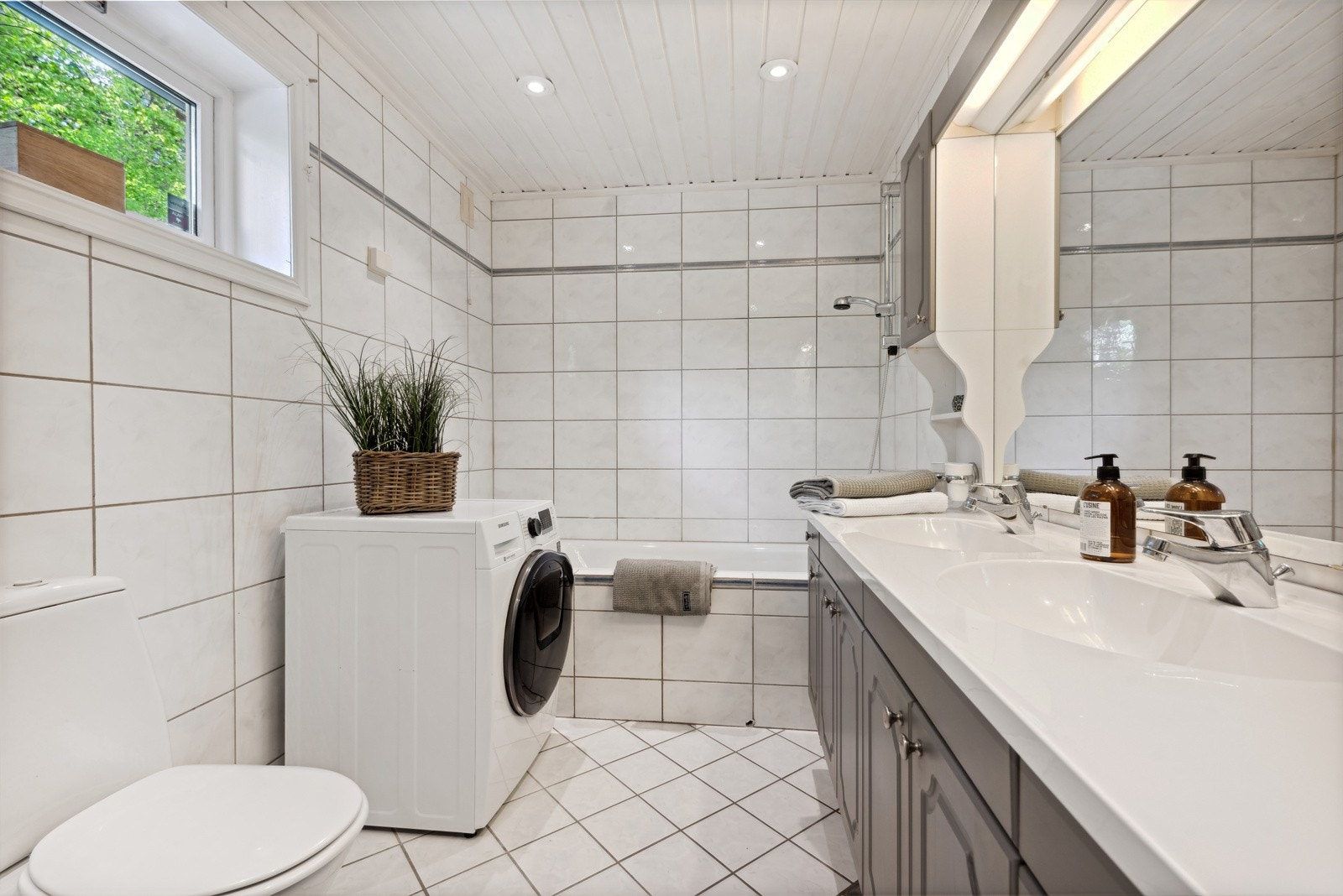 Stort baderom med badekar, toalett og dobbel servant Galleribilde