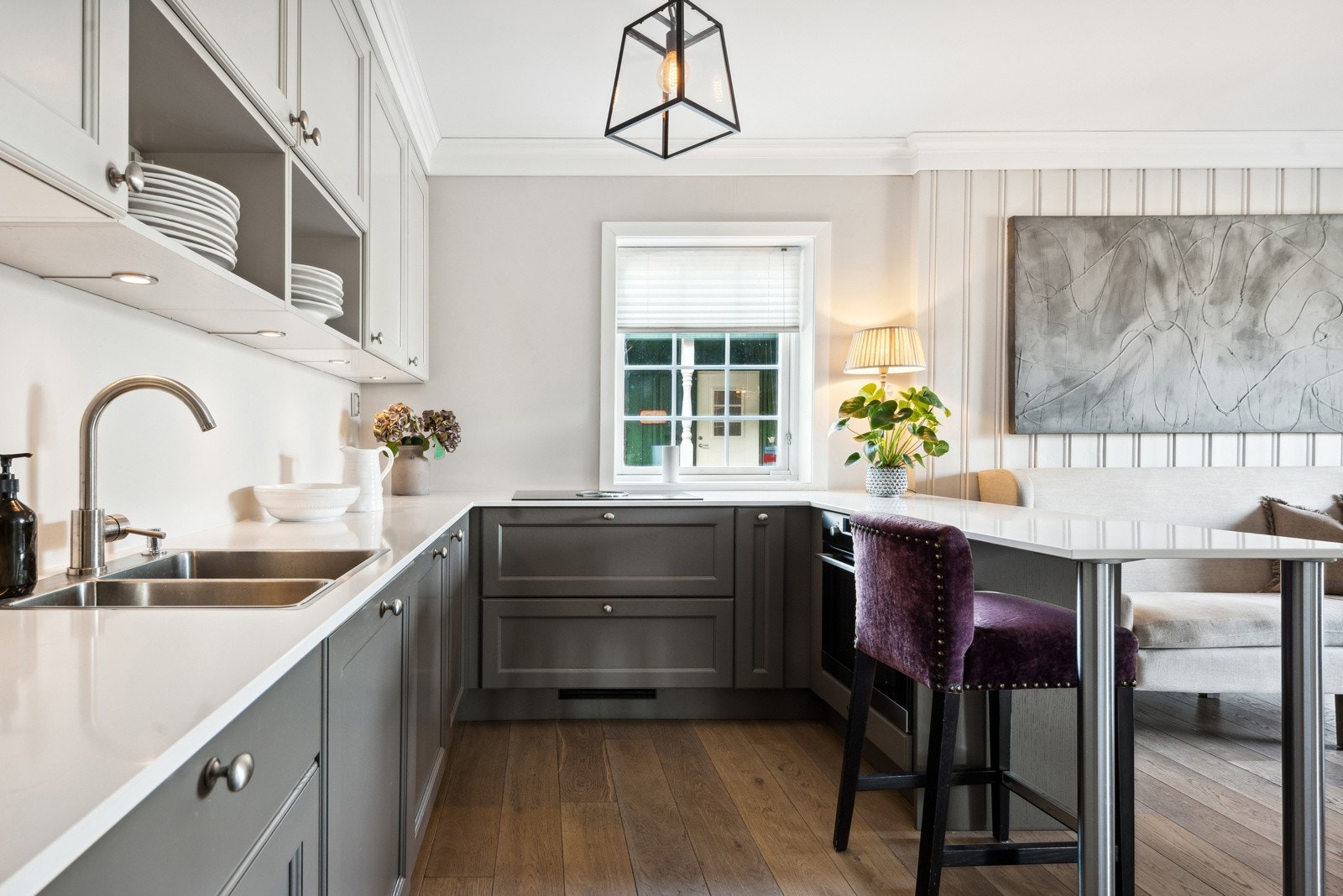 Kjøkkenet har en romslig halvøy med barløsing Galleribilde