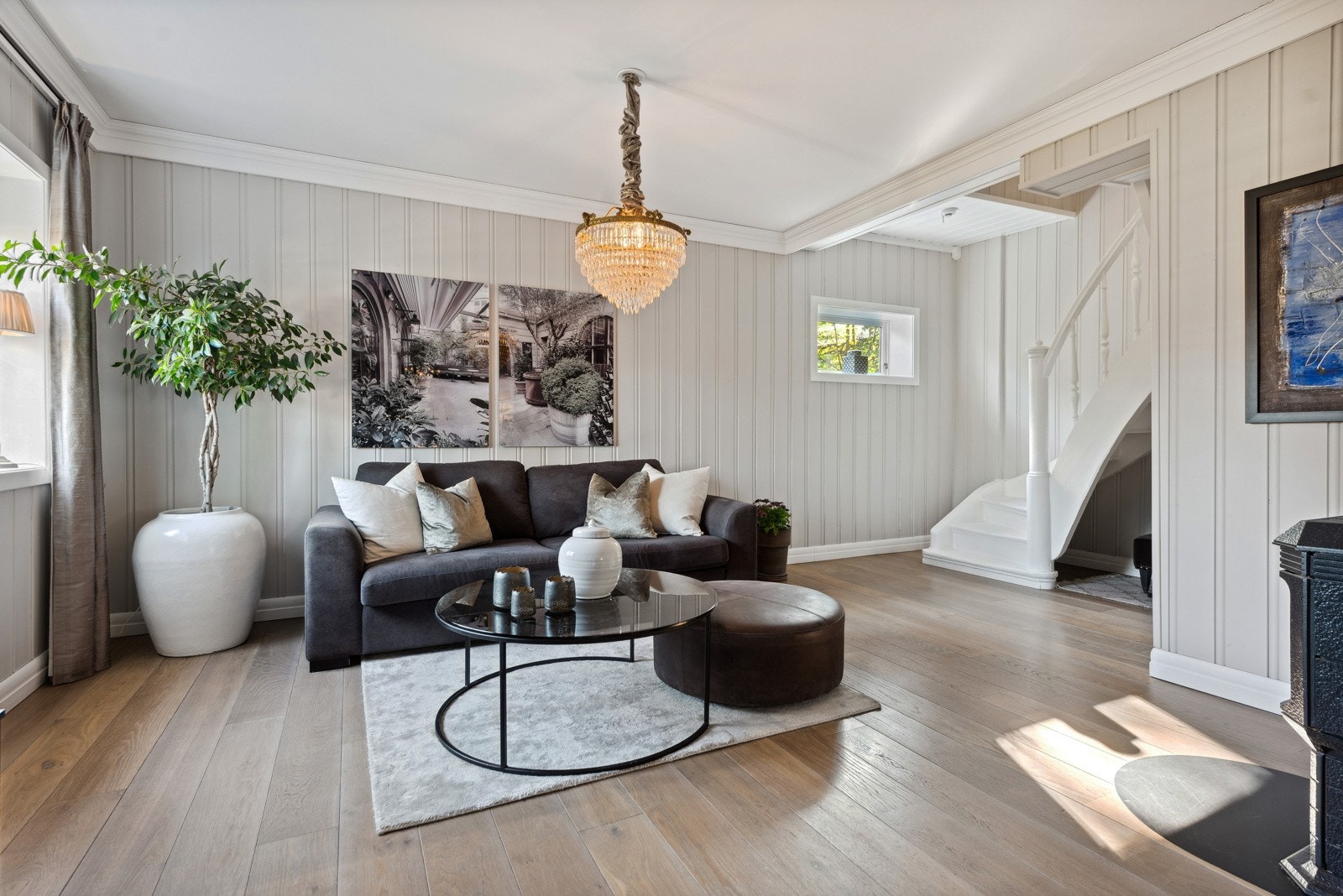 I 2017/2018 ble gulvene i 1. etasje senket, rettet og det ble lagt Skovin én-stavs eikeparkett med varmematter Galleribilde