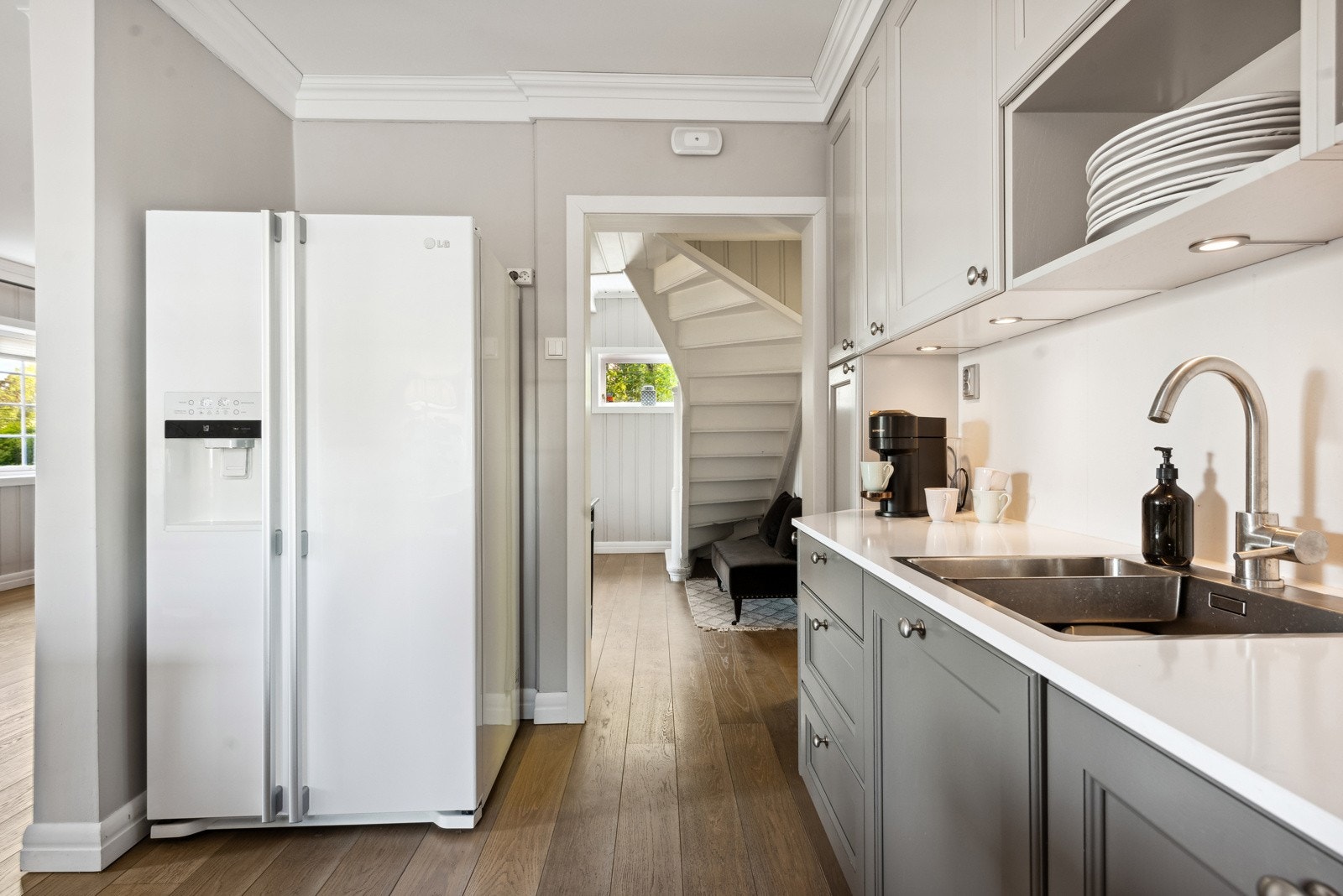 Stort frittstående kombiskap med vann og isbitfunksjon Galleribilde