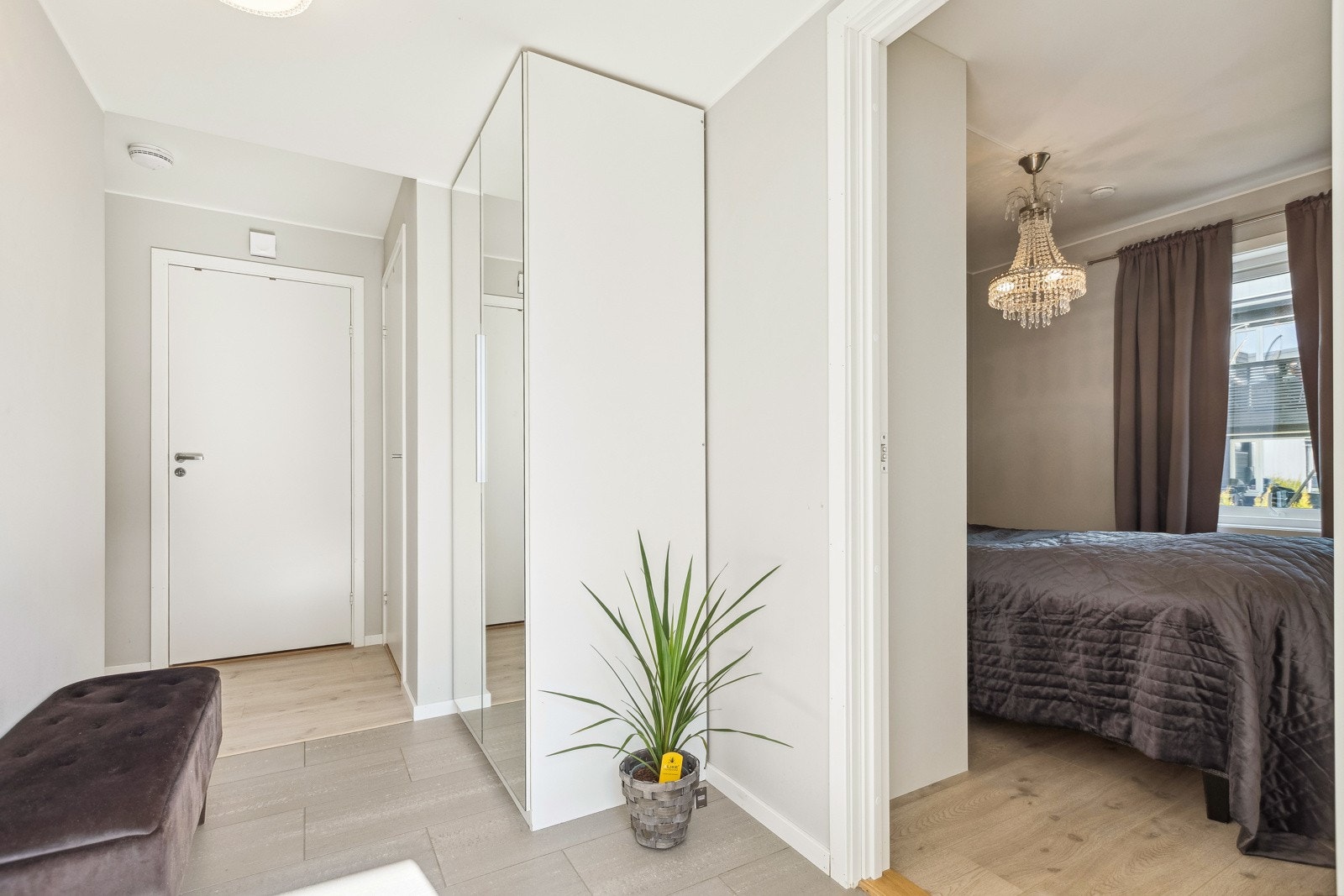 Hall med plass for yttertøy og sko. Galleribilde