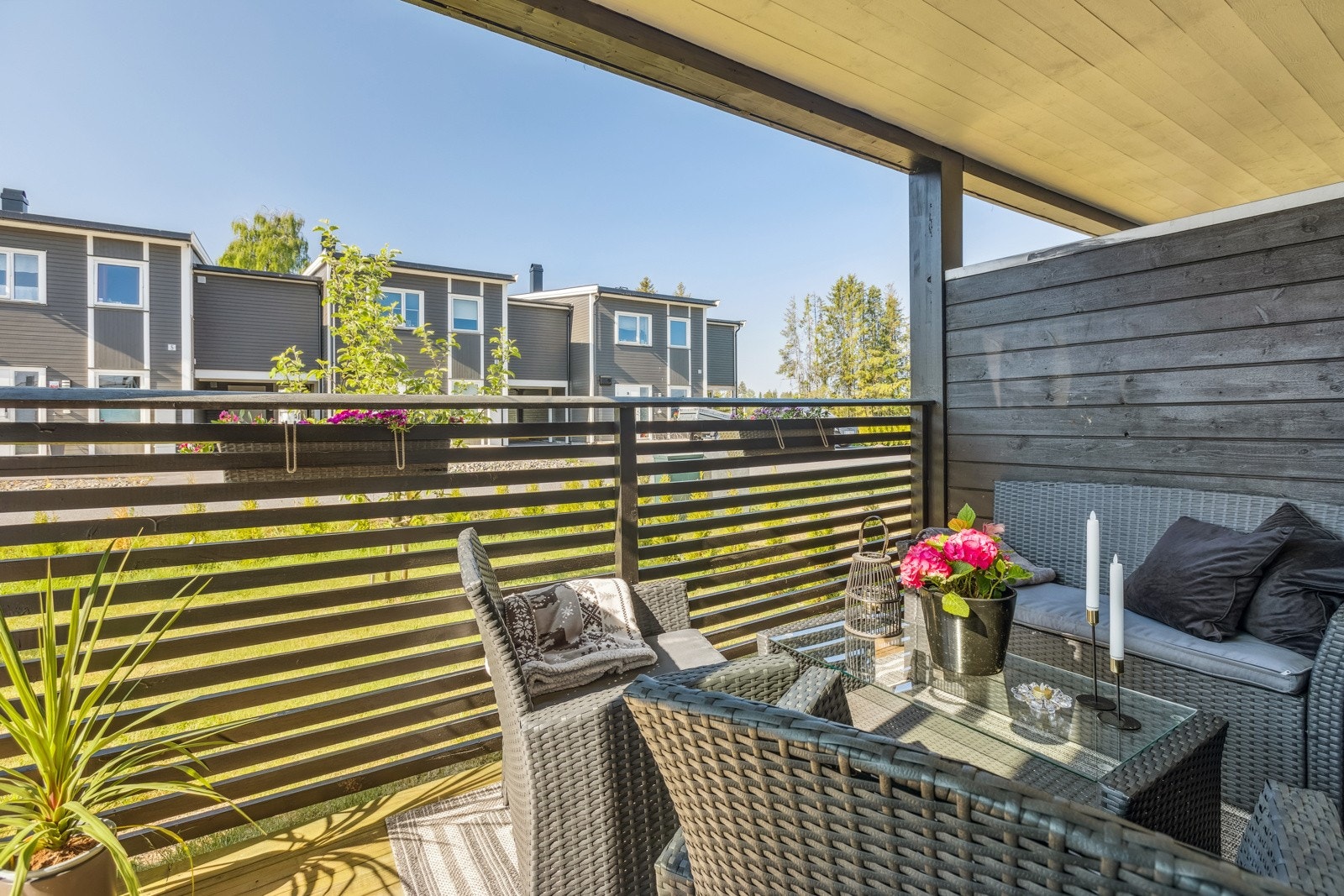 Terrasse, skjermet, og med plass for utemøblementet. Galleribilde