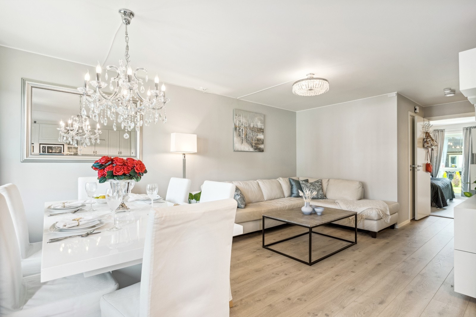 Stuen har god plass for sofamøblement og spisebord. Galleribilde