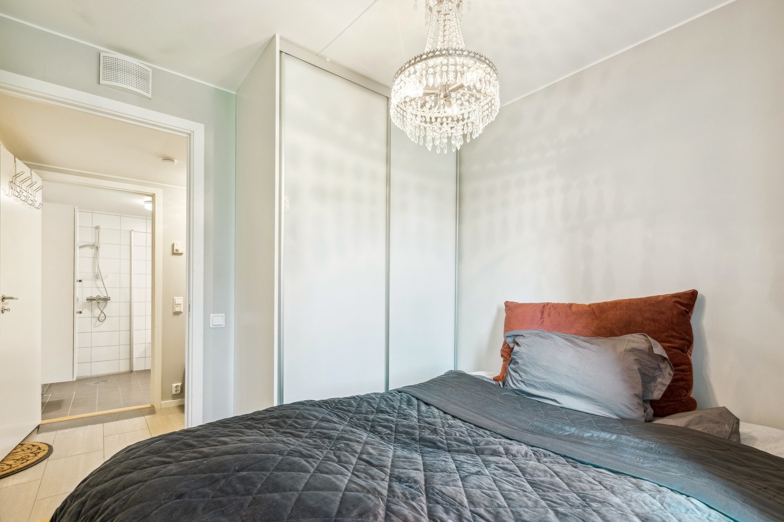 Også her er det en praktisk skyvedørsgarderobe. Galleribilde